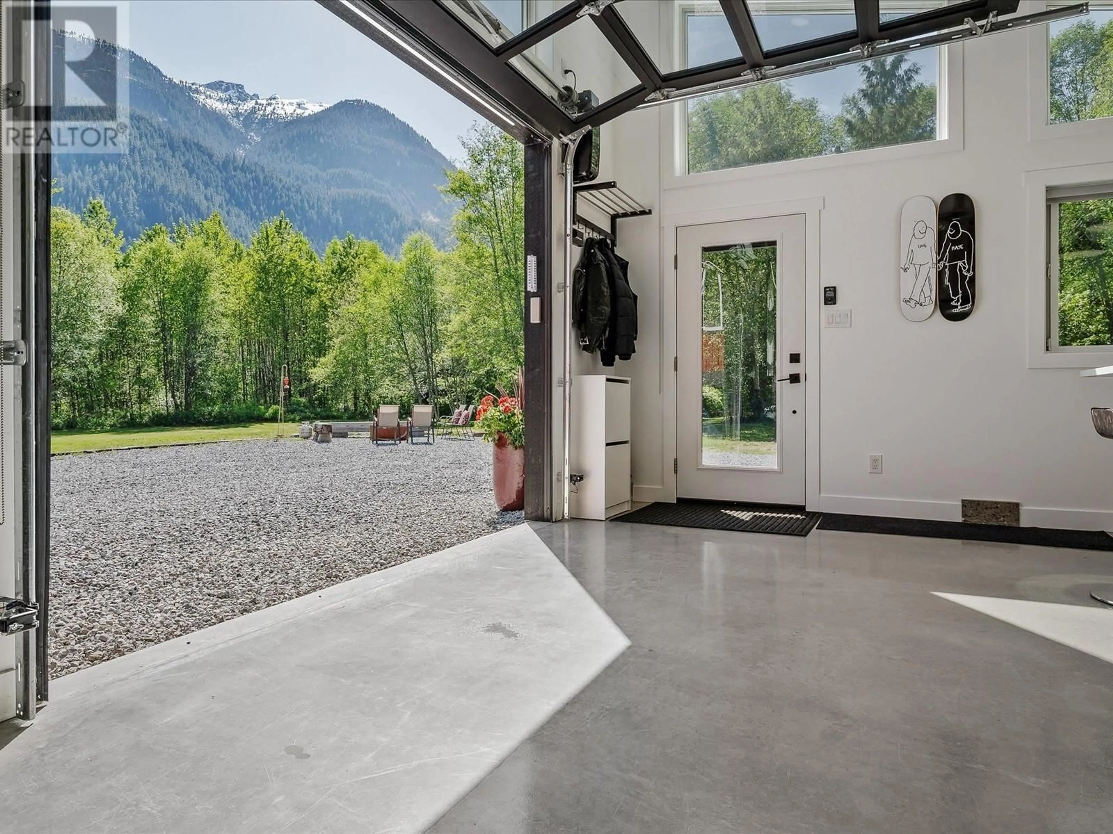 Indoor entryway for 540 DOGHAVEN LANE, Squamish British Columbia V0N1T0