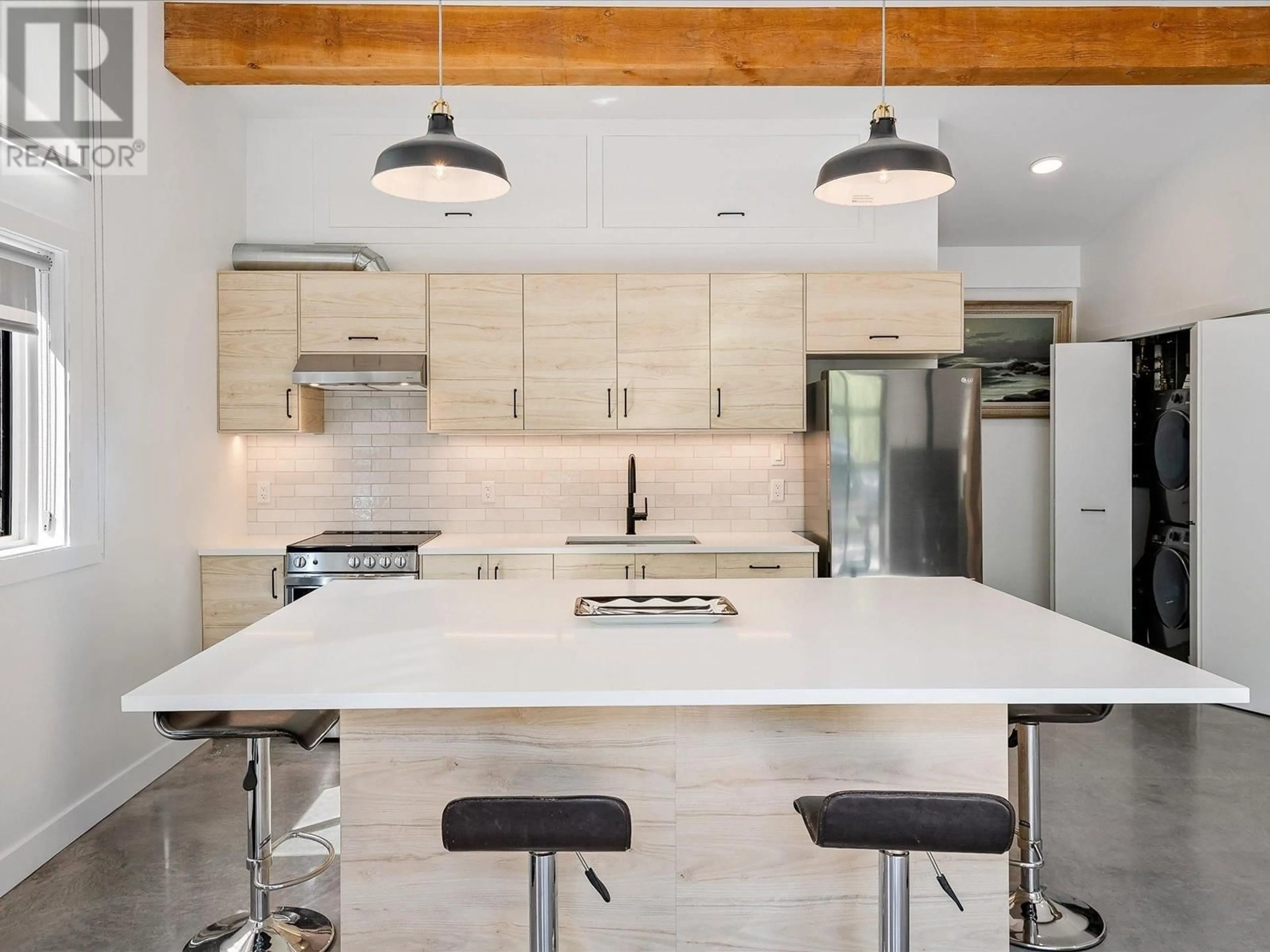 Contemporary kitchen, unknown for 540 DOGHAVEN LANE, Squamish British Columbia V0N1T0