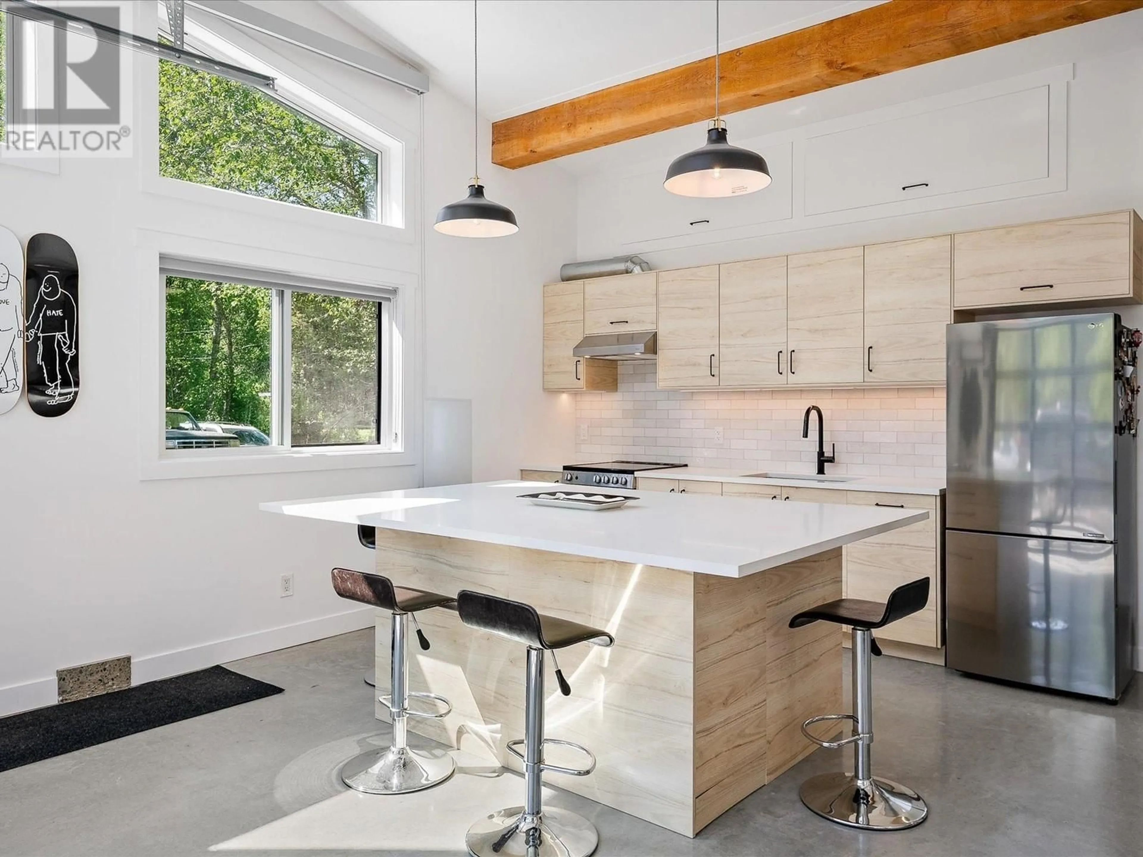 Contemporary kitchen, unknown for 540 DOGHAVEN LANE, Squamish British Columbia V0N1T0