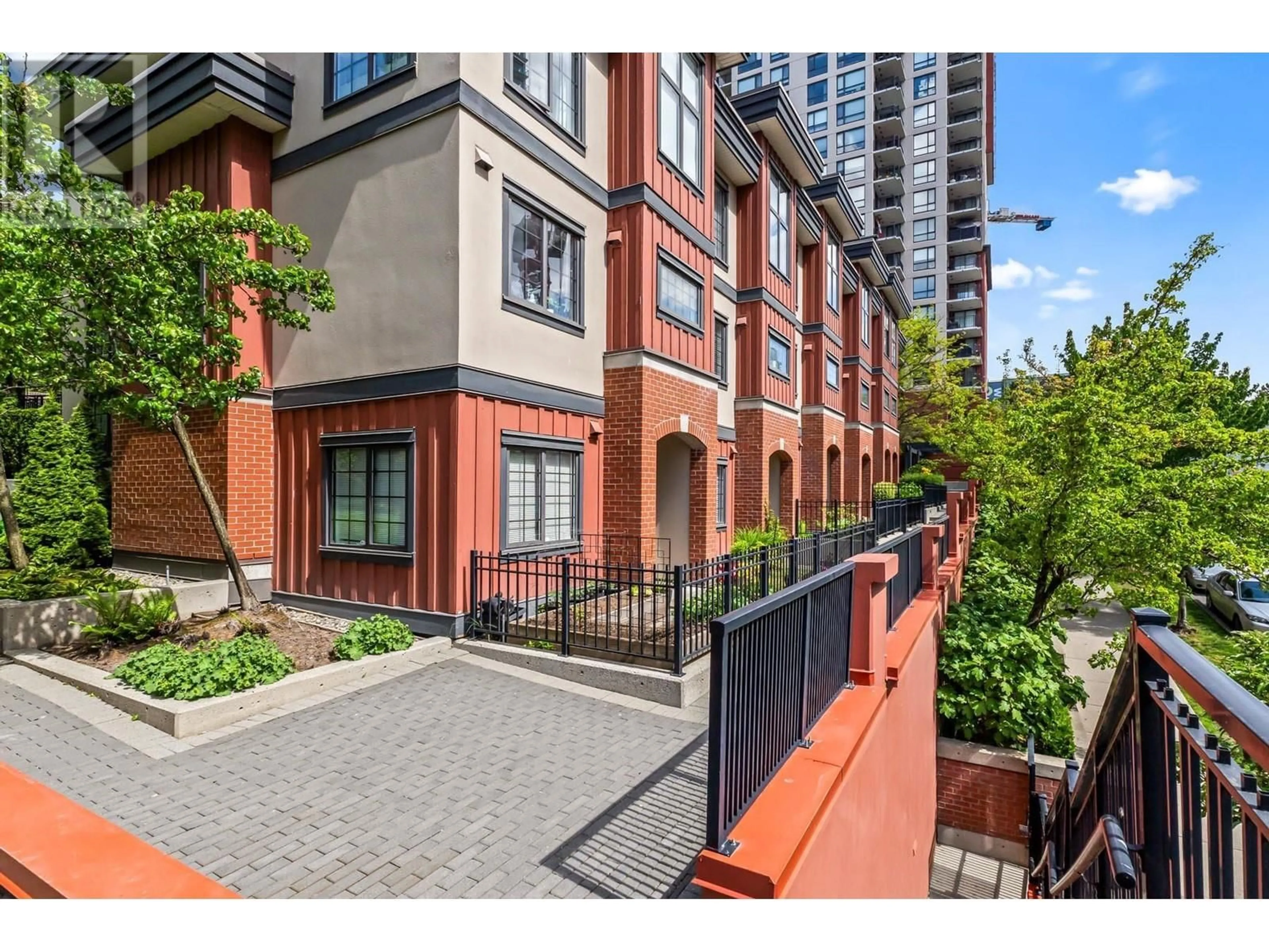 Patio, street for 827 AGNES STREET, New Westminster British Columbia V3M1H3