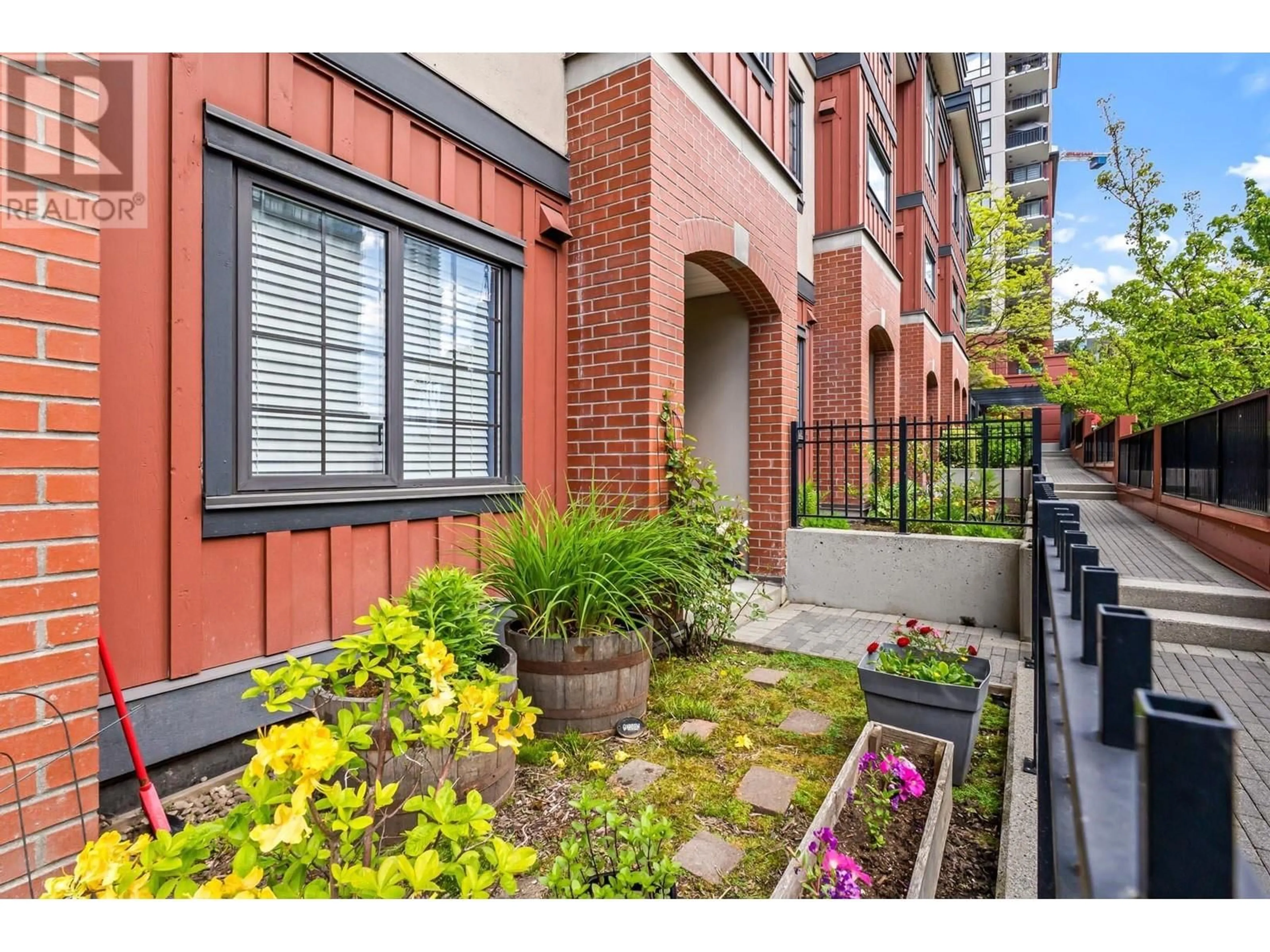 Patio, street for 827 AGNES STREET, New Westminster British Columbia V3M1H3