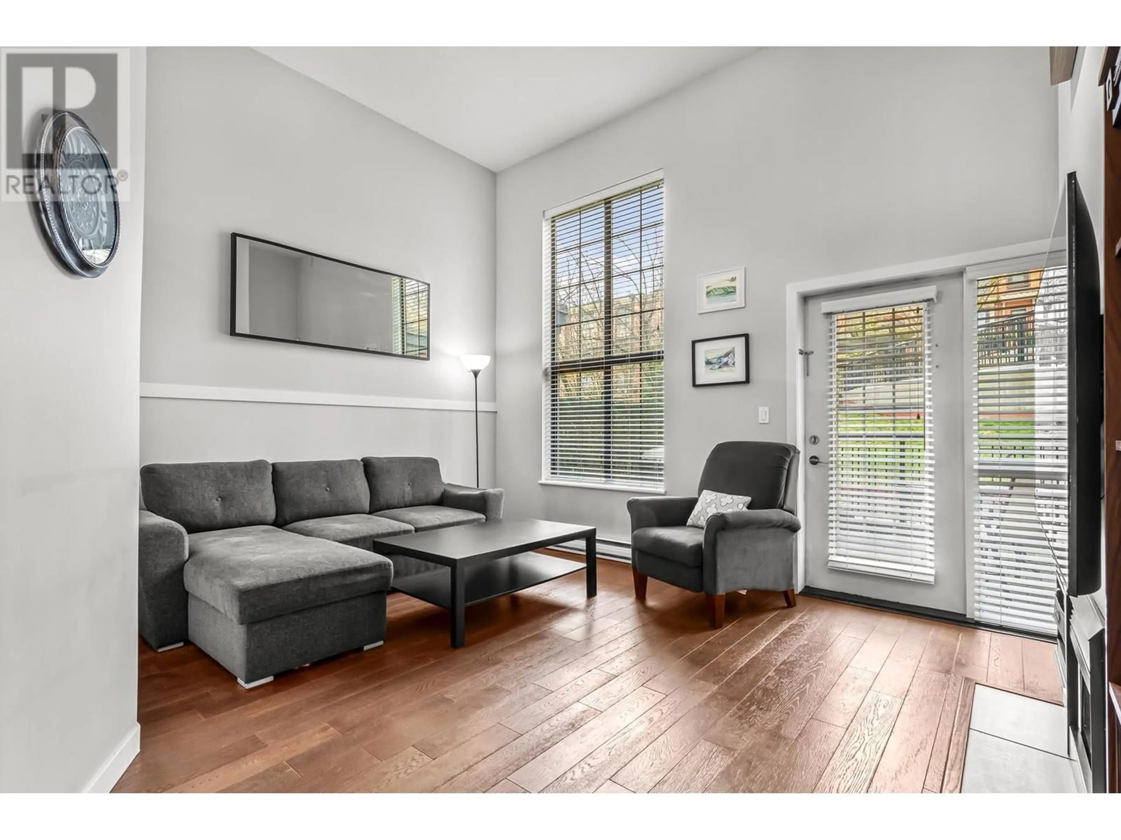 Living room with furniture, wood/laminate floor for 827 AGNES STREET, New Westminster British Columbia V3M1H3