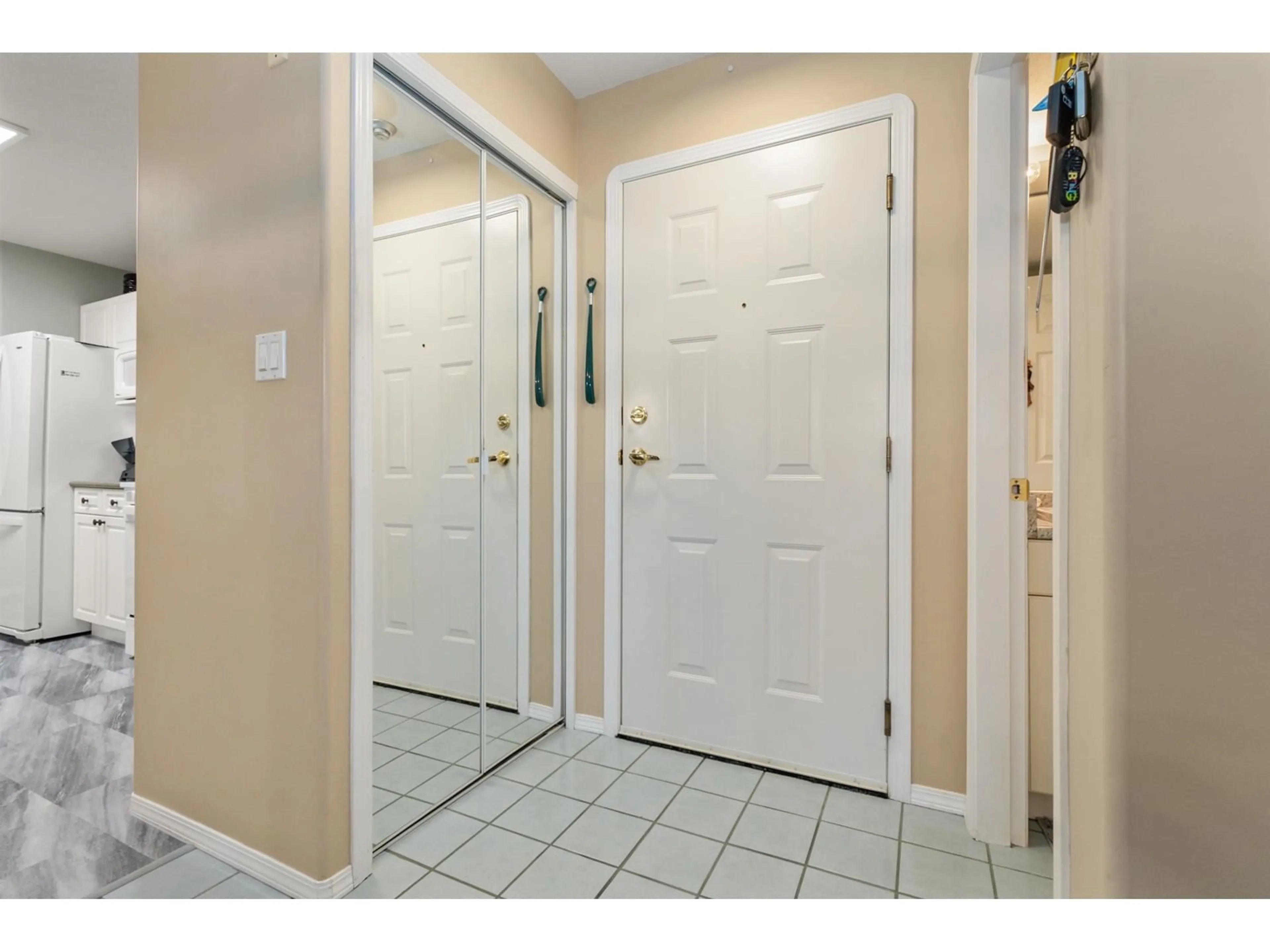 Indoor entryway for 114 - 46693 YALE ROAD, Chilliwack British Columbia V2P7Z4
