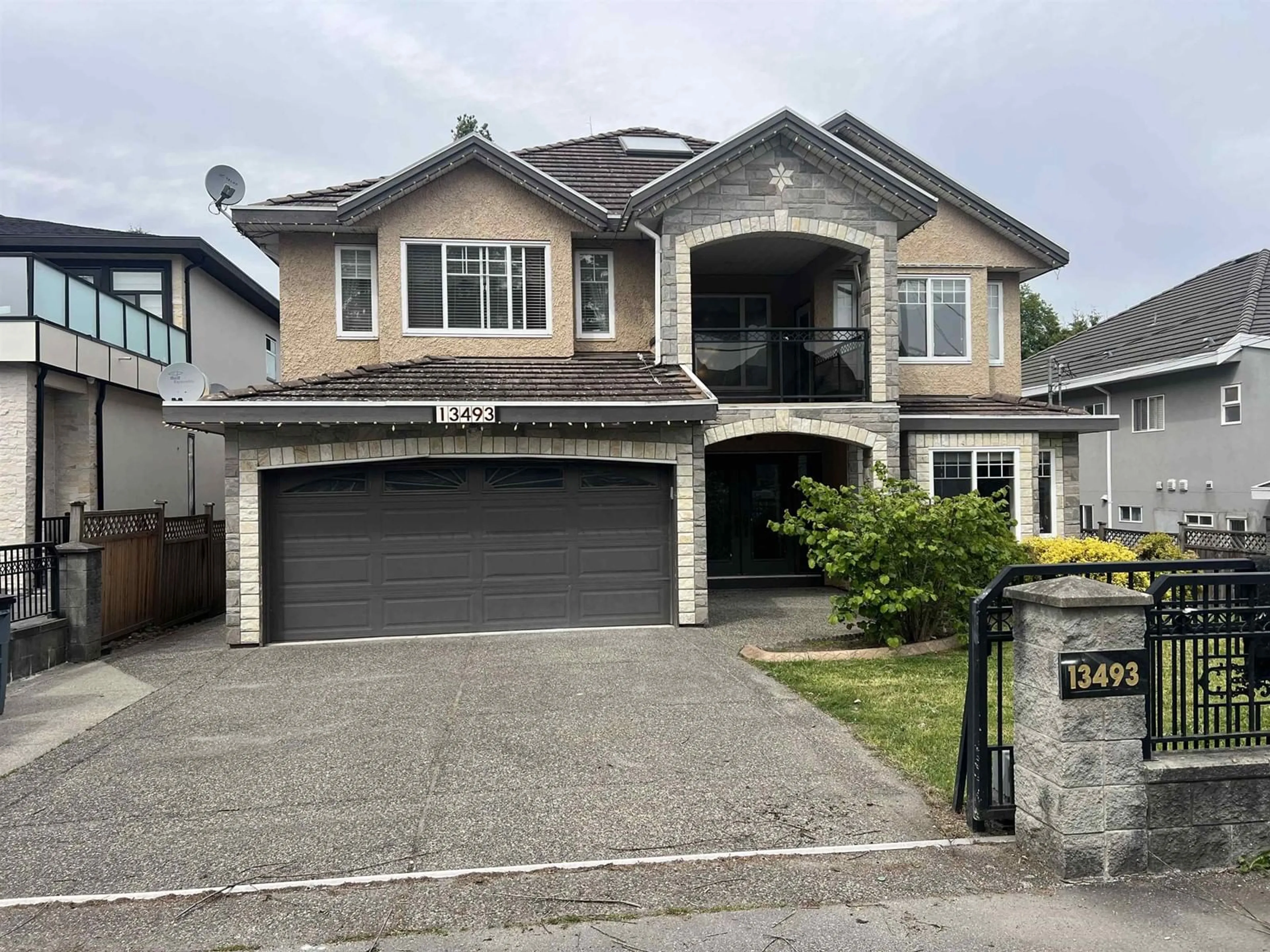 Home with vinyl exterior material, street for 14495 72, Surrey British Columbia V3S2E6