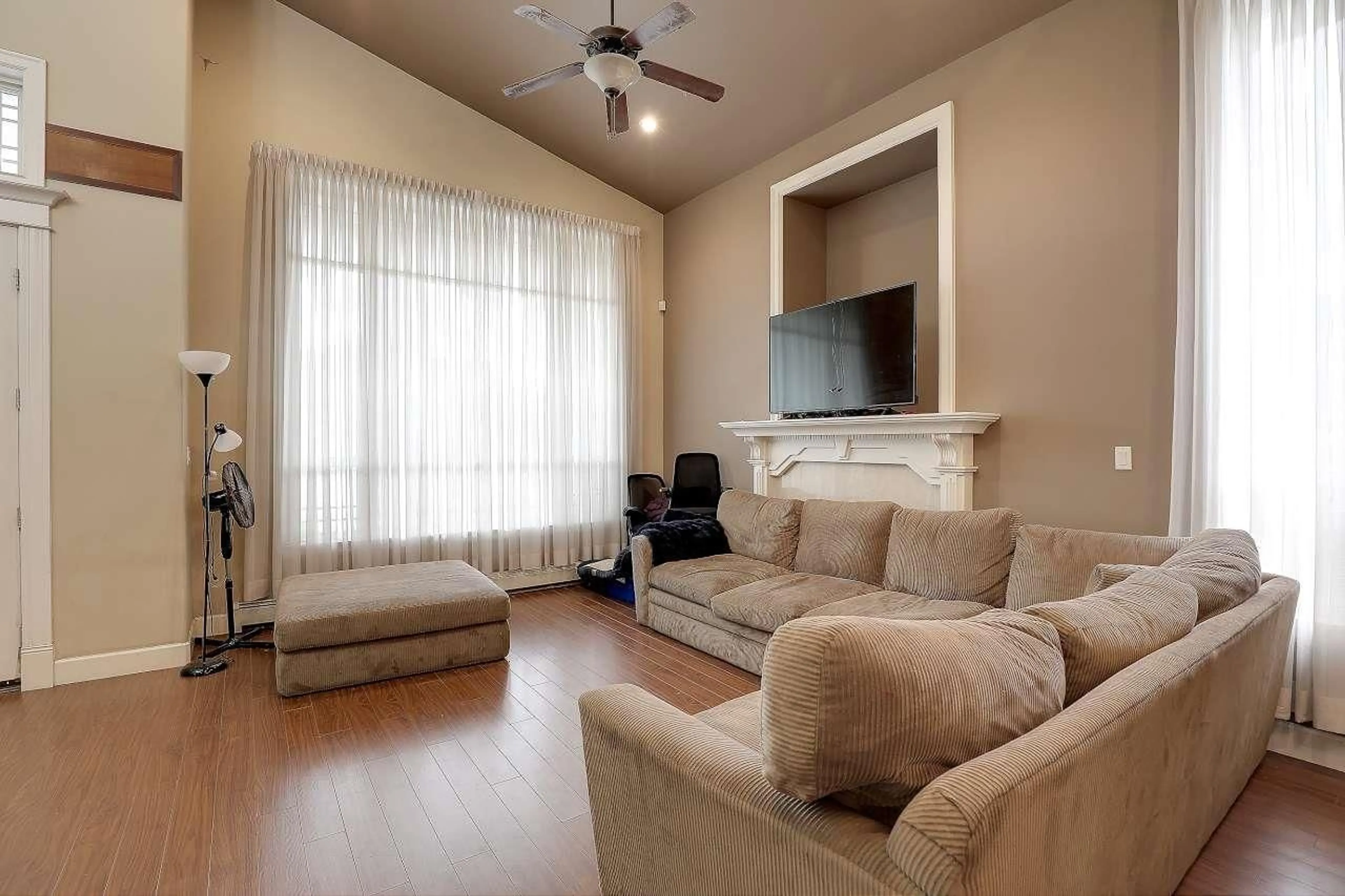Living room with furniture, unknown for 14495 72, Surrey British Columbia V3S2E6