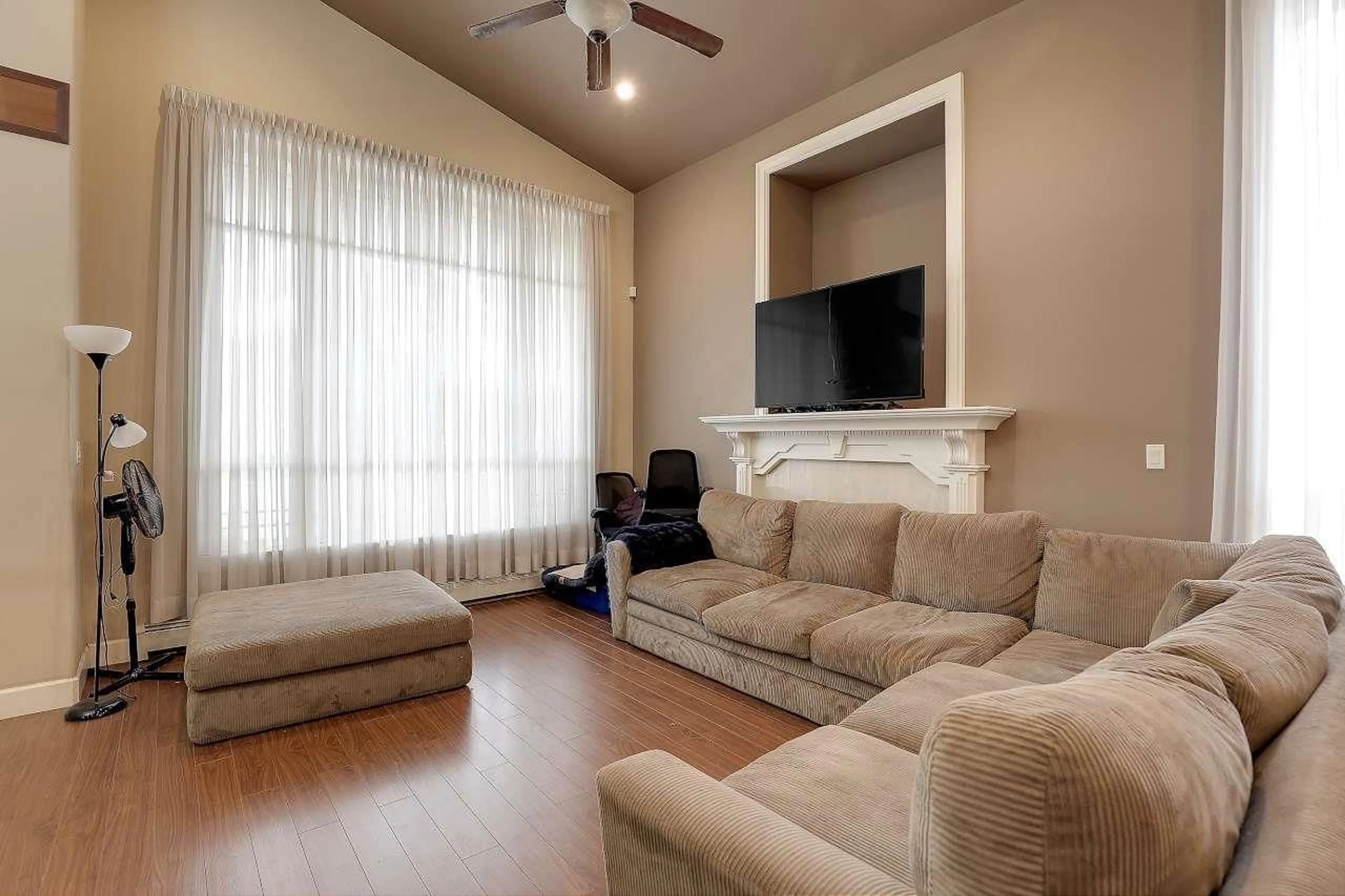 Living room with furniture, wood/laminate floor for 14495 72, Surrey British Columbia V3S2E6