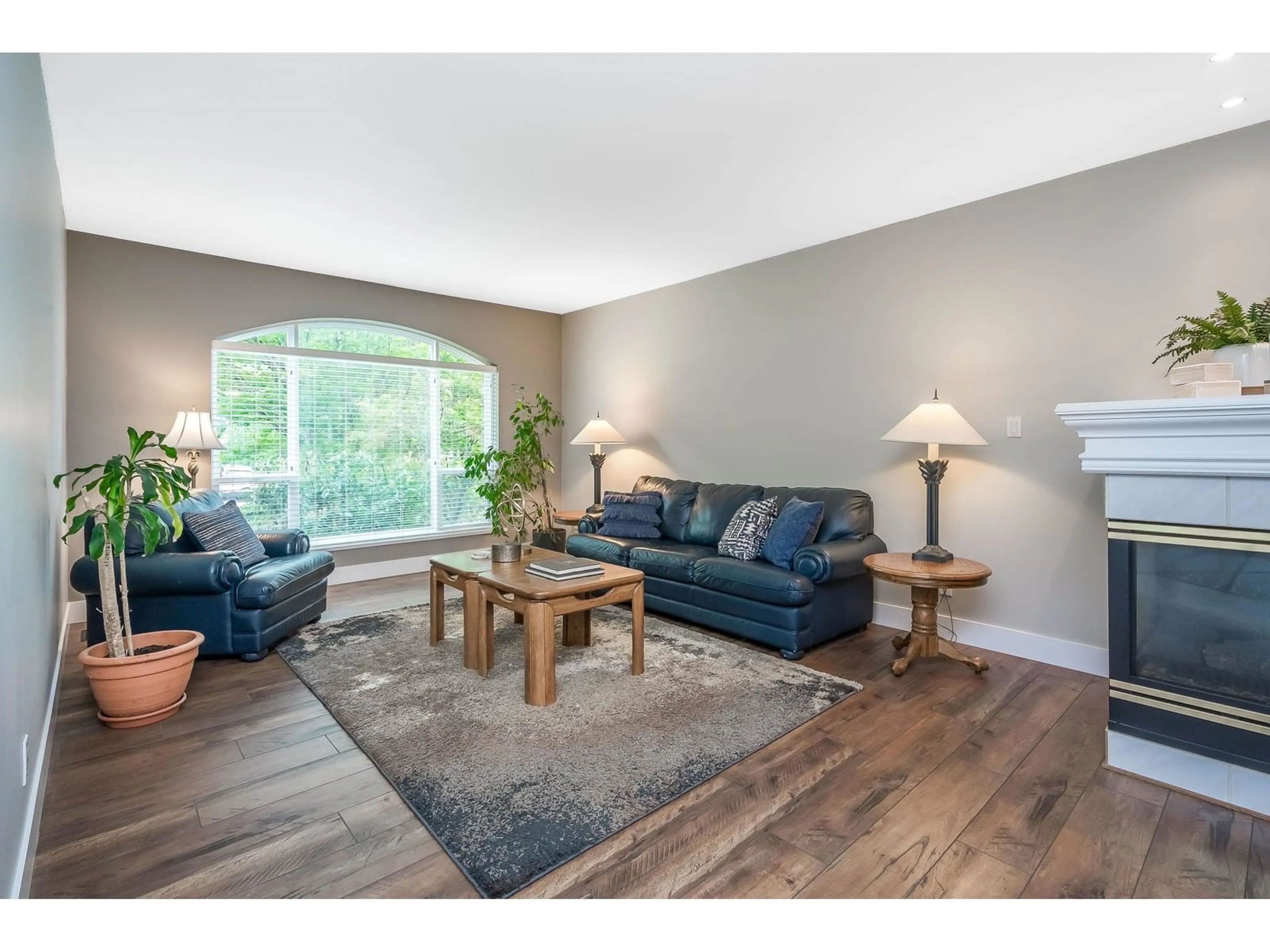 Living room with furniture, wood/laminate floor for 35858 REGAL, Abbotsford British Columbia V3G1L3