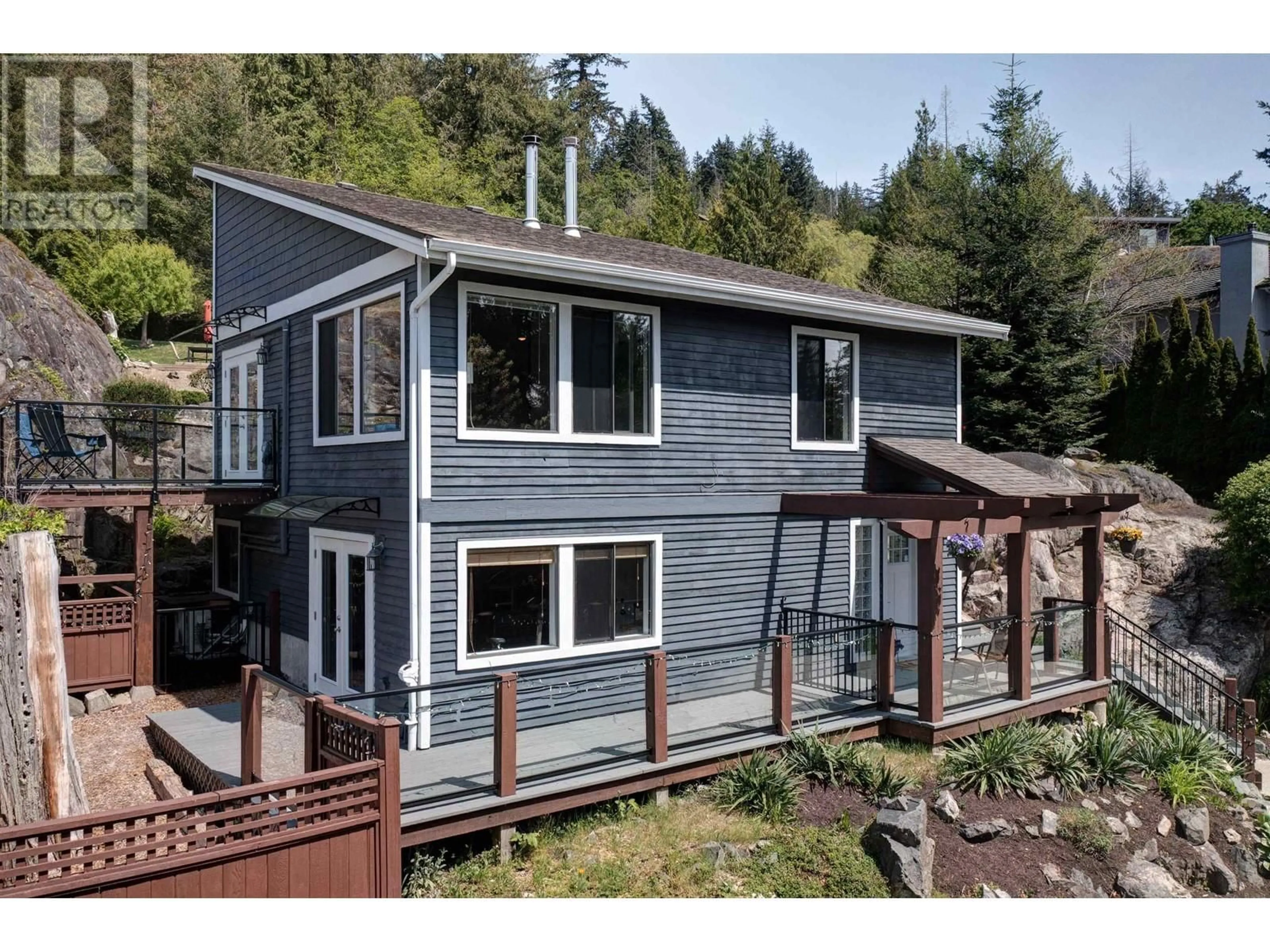 Home with vinyl exterior material, unknown for 8362 REDROOFFS ROAD, Halfmoon Bay British Columbia V7Z1E5