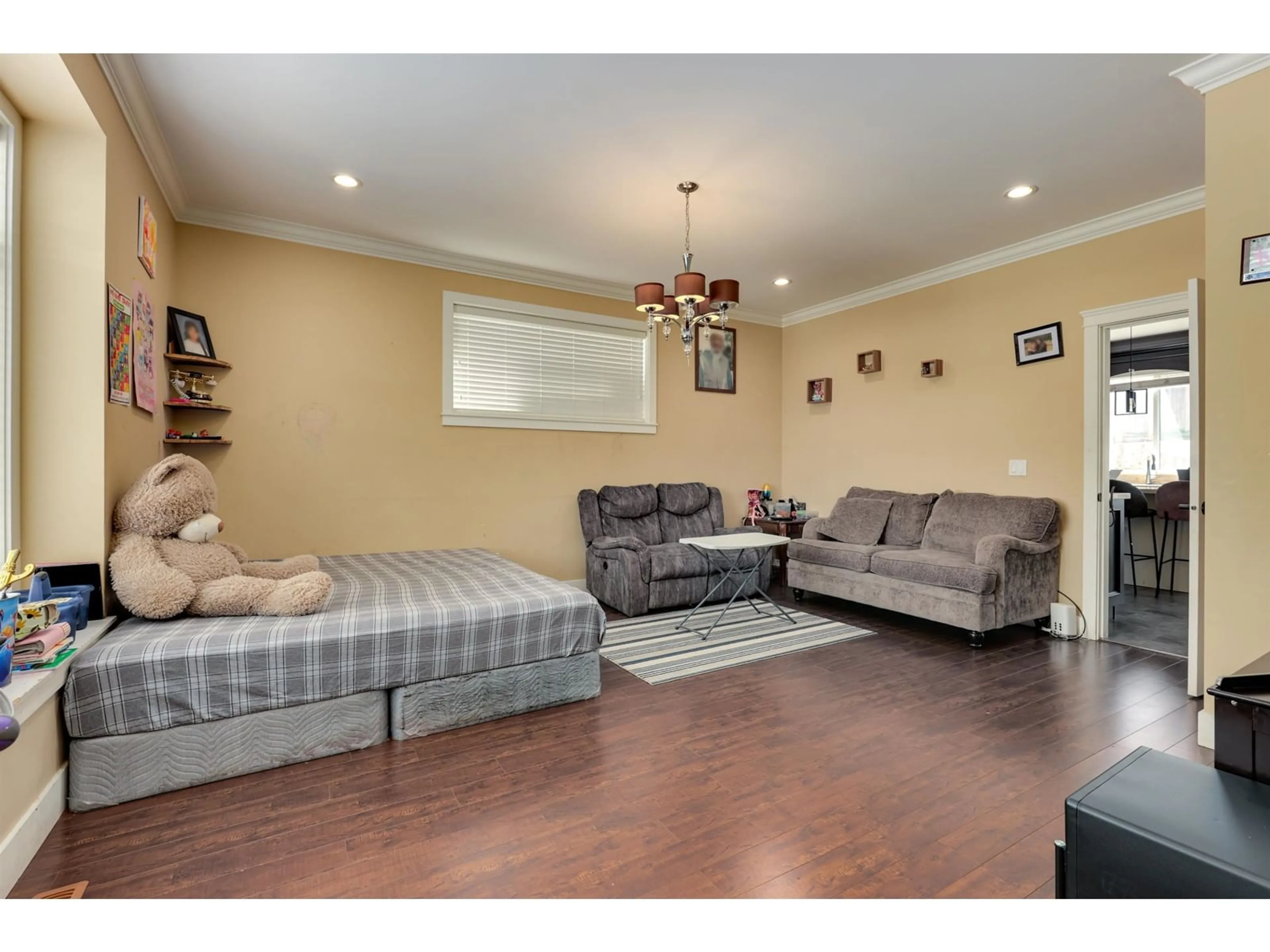 Living room with furniture, wood/laminate floor for 14756 62, Surrey British Columbia V3S2L1