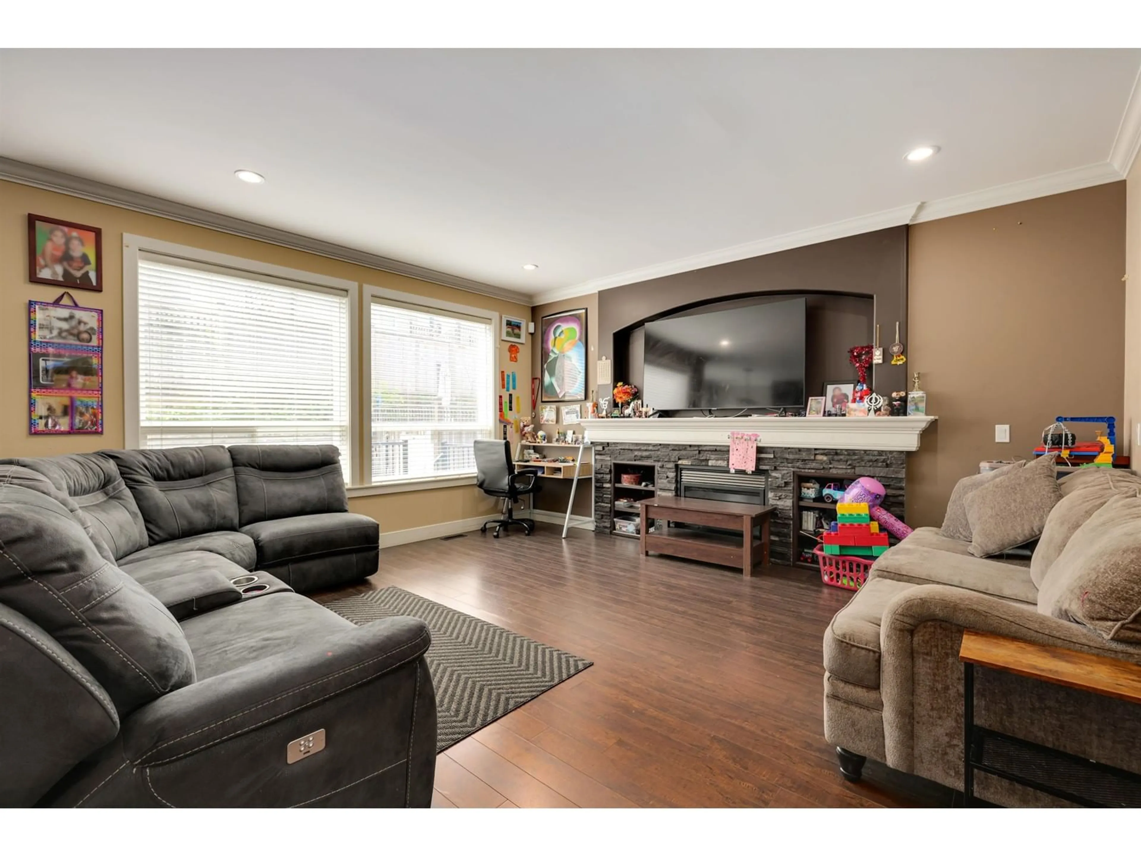 Living room with furniture, wood/laminate floor for 14756 62, Surrey British Columbia V3S2L1