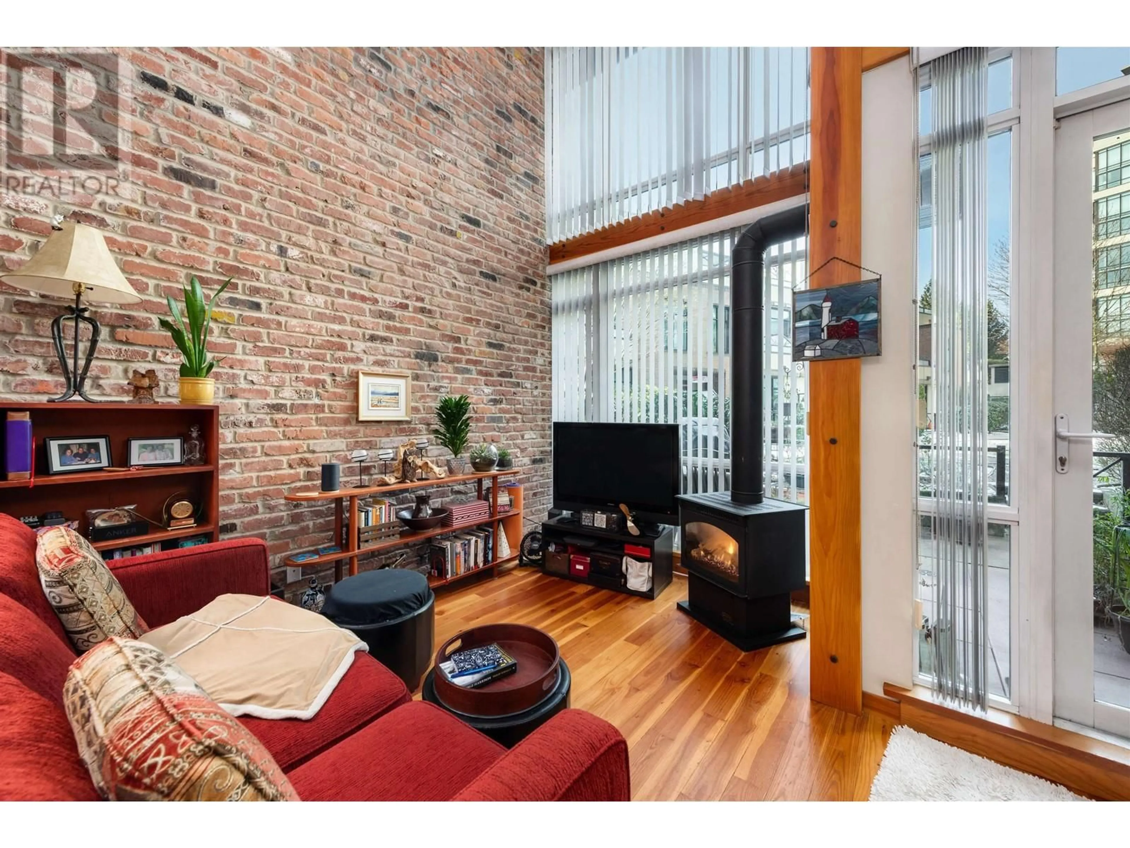 Living room with furniture, wood/laminate floor for 104 - 10 RENAISSANCE SQUARE, New Westminster British Columbia V3M7B1