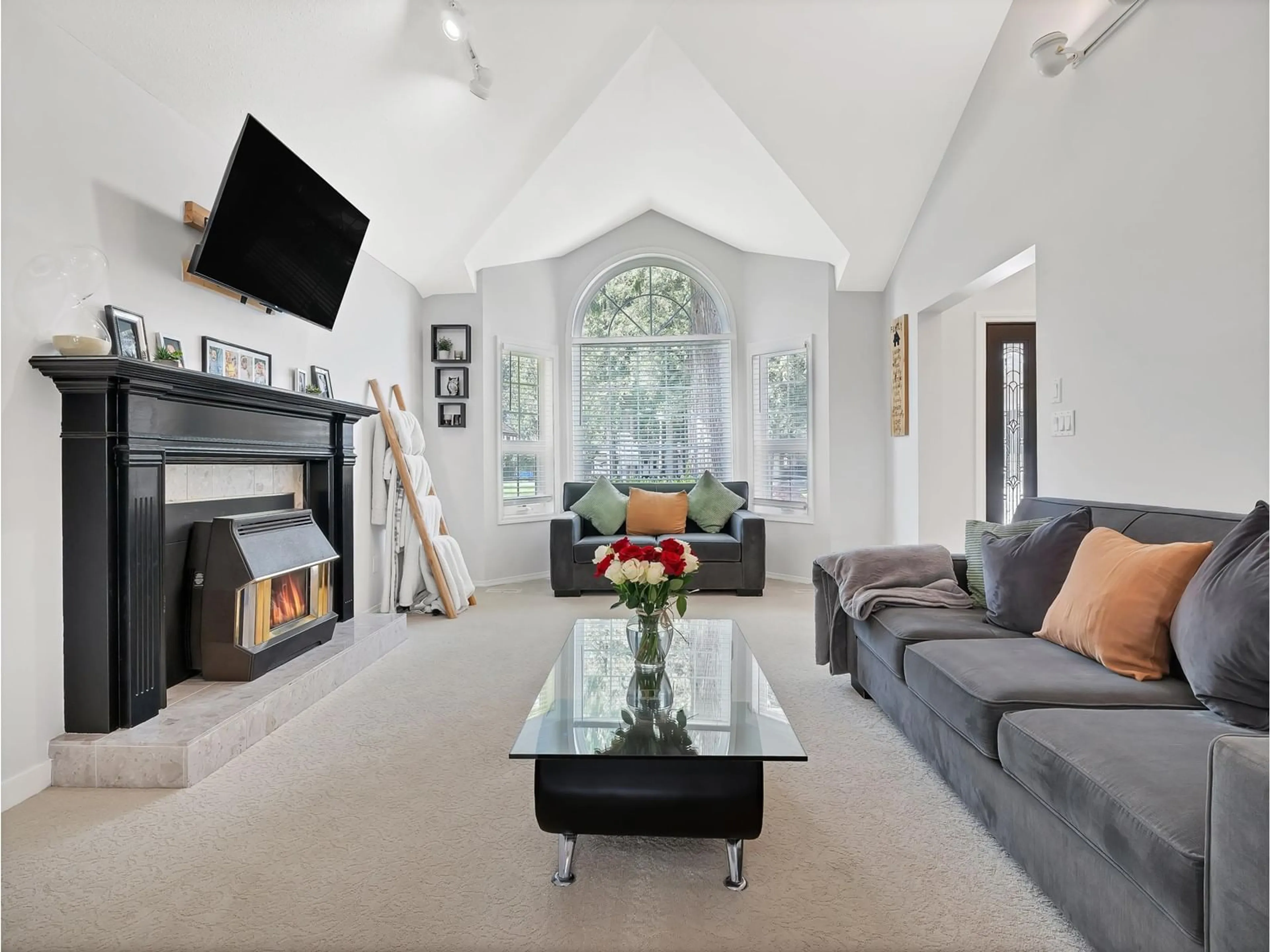 Living room with furniture, unknown for 10030 SUSSEX DRIVE, Rosedale British Columbia V0X1X1