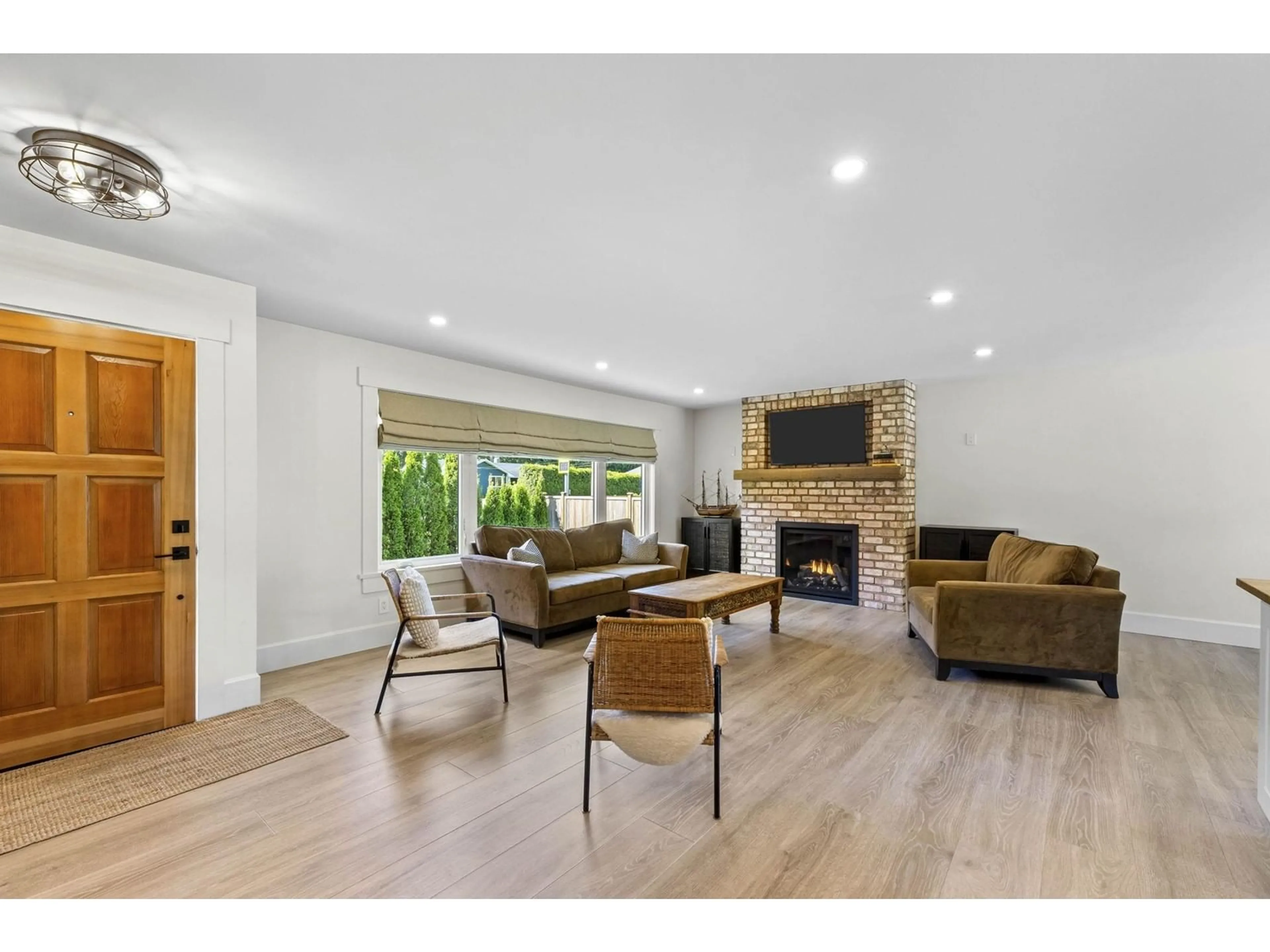 Living room with furniture, wood/laminate floor for 24633 56, Langley British Columbia V2Z1B9
