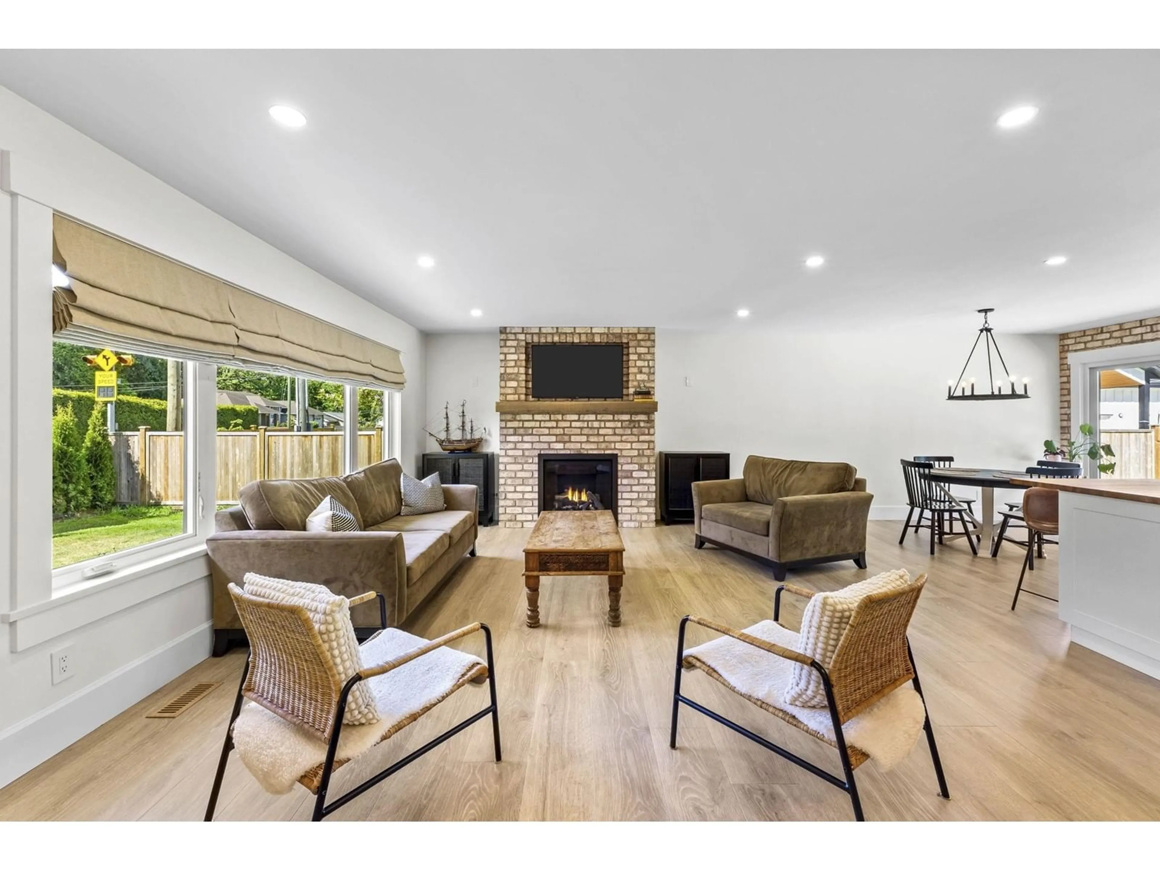 Living room with furniture, unknown for 24633 56, Langley British Columbia V2Z1B9