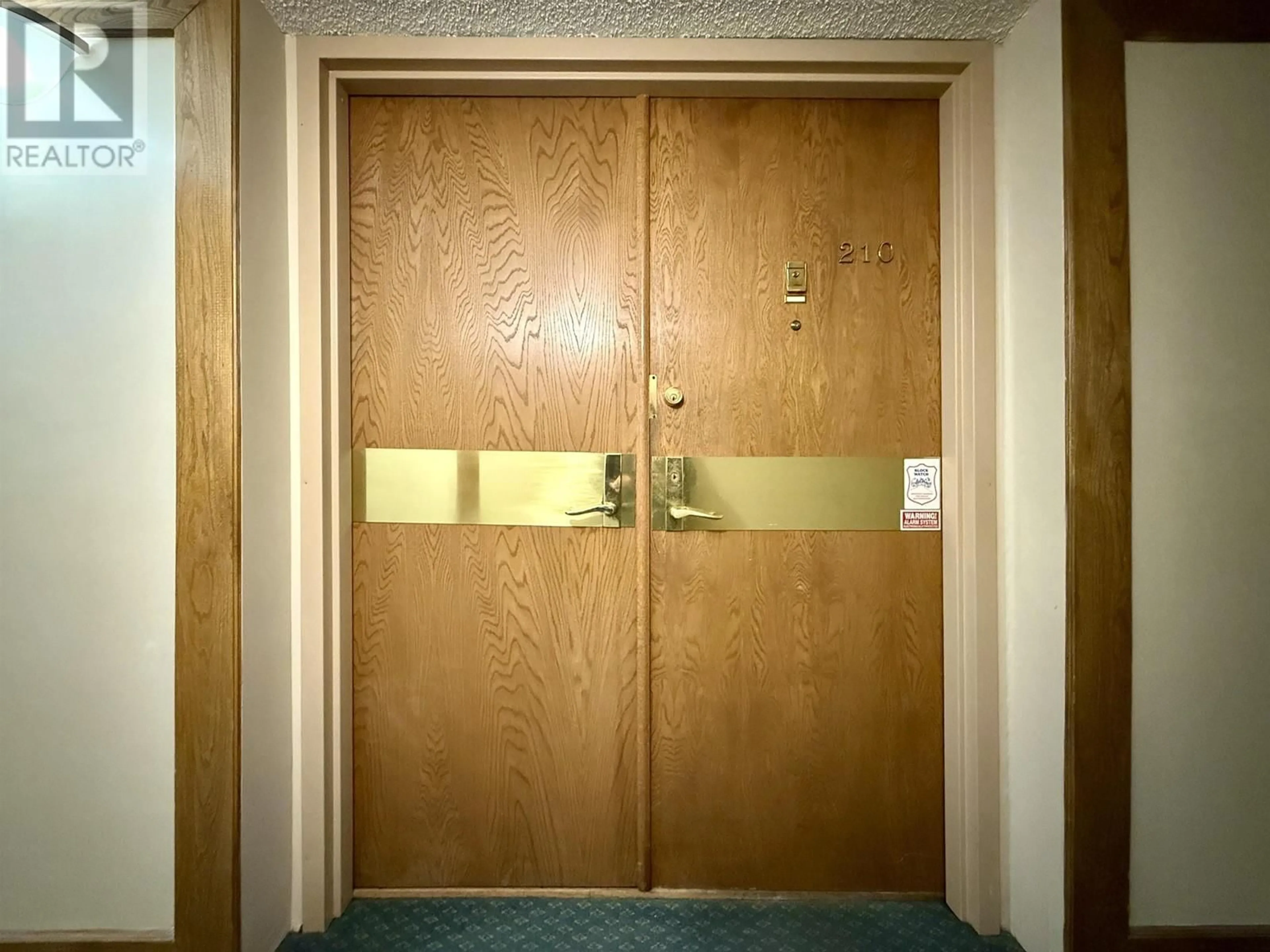 Indoor foyer for 210 - 2320 40TH AVENUE, Vancouver British Columbia V6M4H6