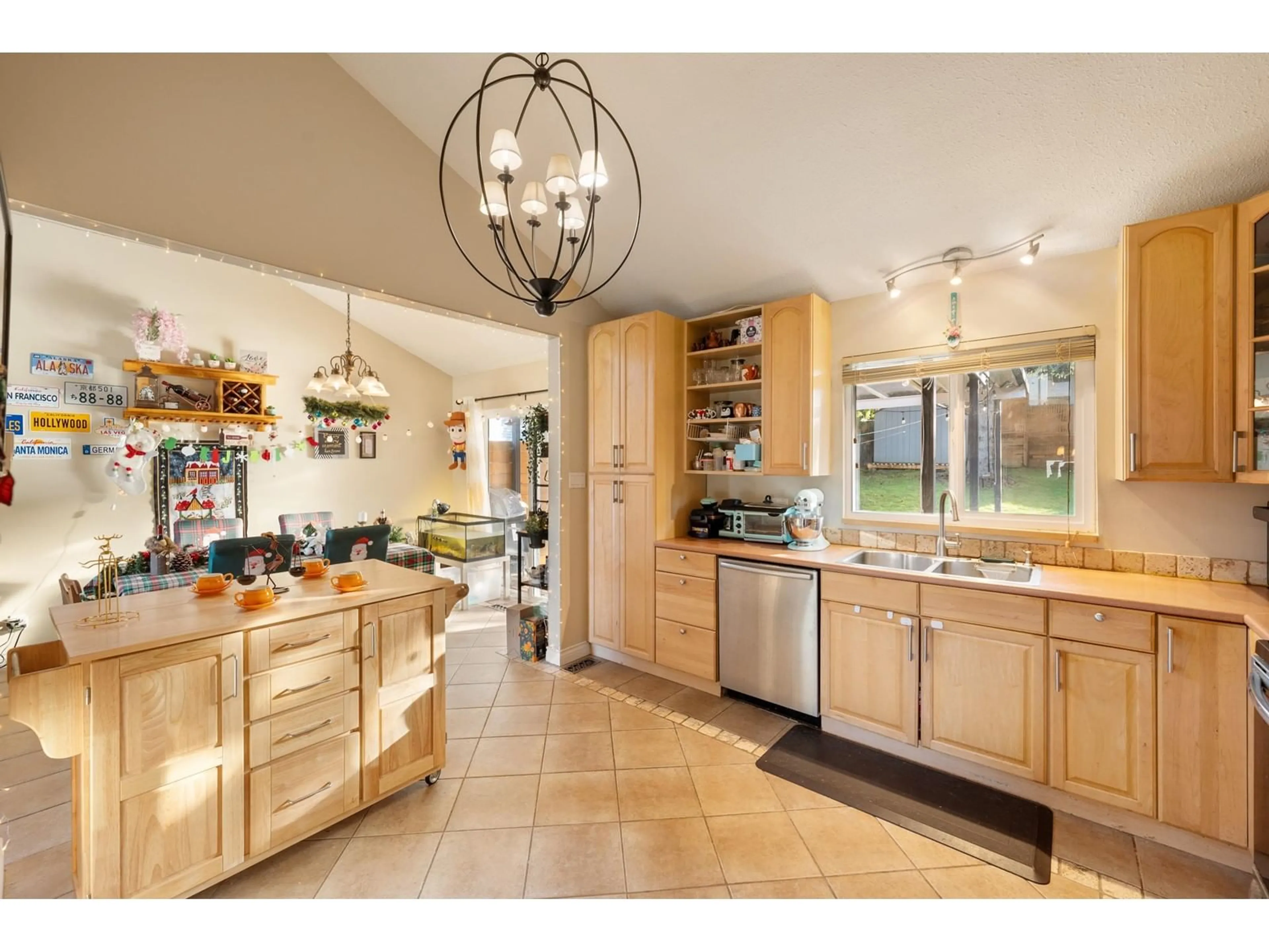 Open concept kitchen, ceramic/tile floor for 11016 WESTRIDGE, Delta British Columbia V4E2N5