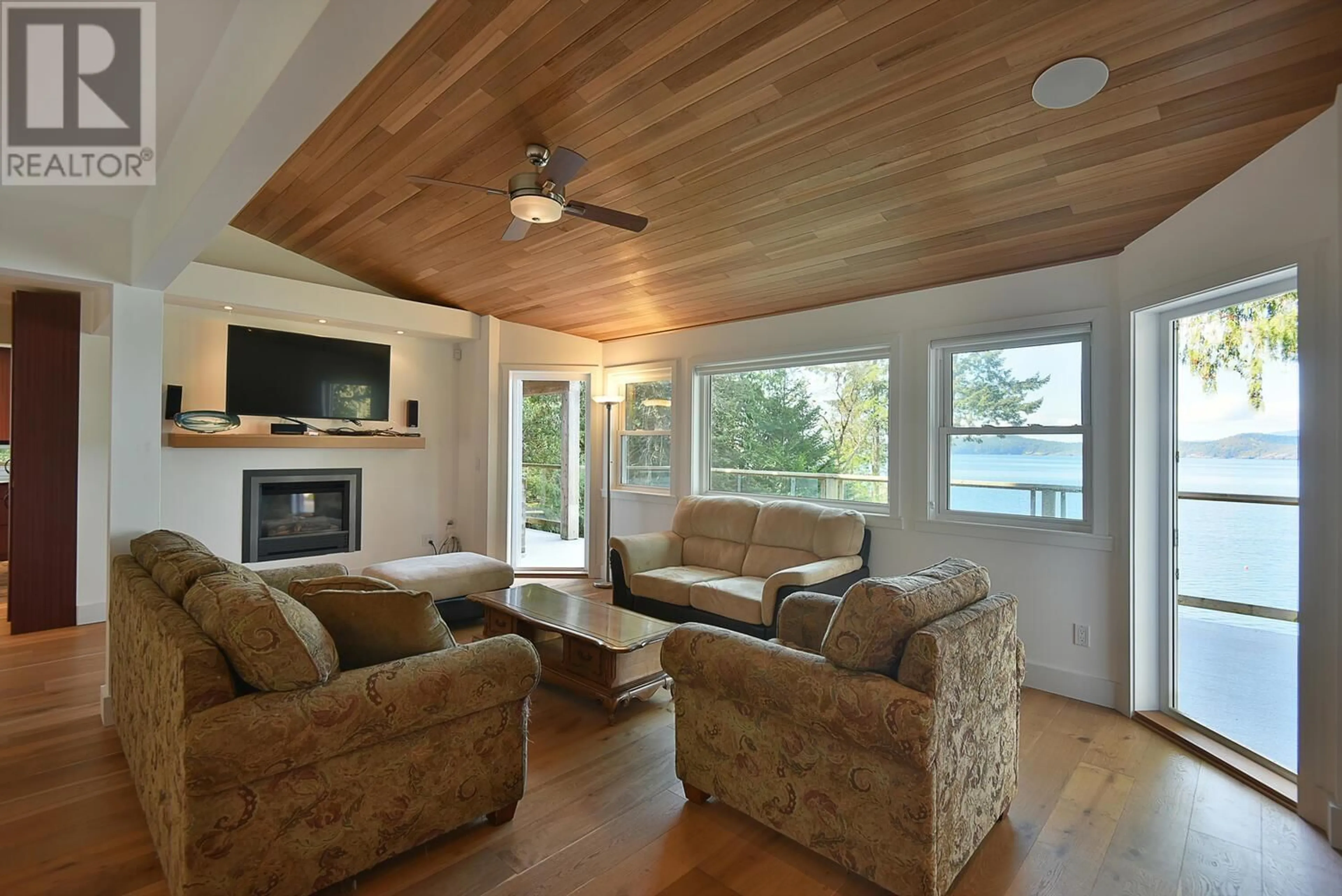 Living room with furniture, wood/laminate floor for 8429 REDROOFFS ROAD, Halfmoon Bay British Columbia V7Z1E6