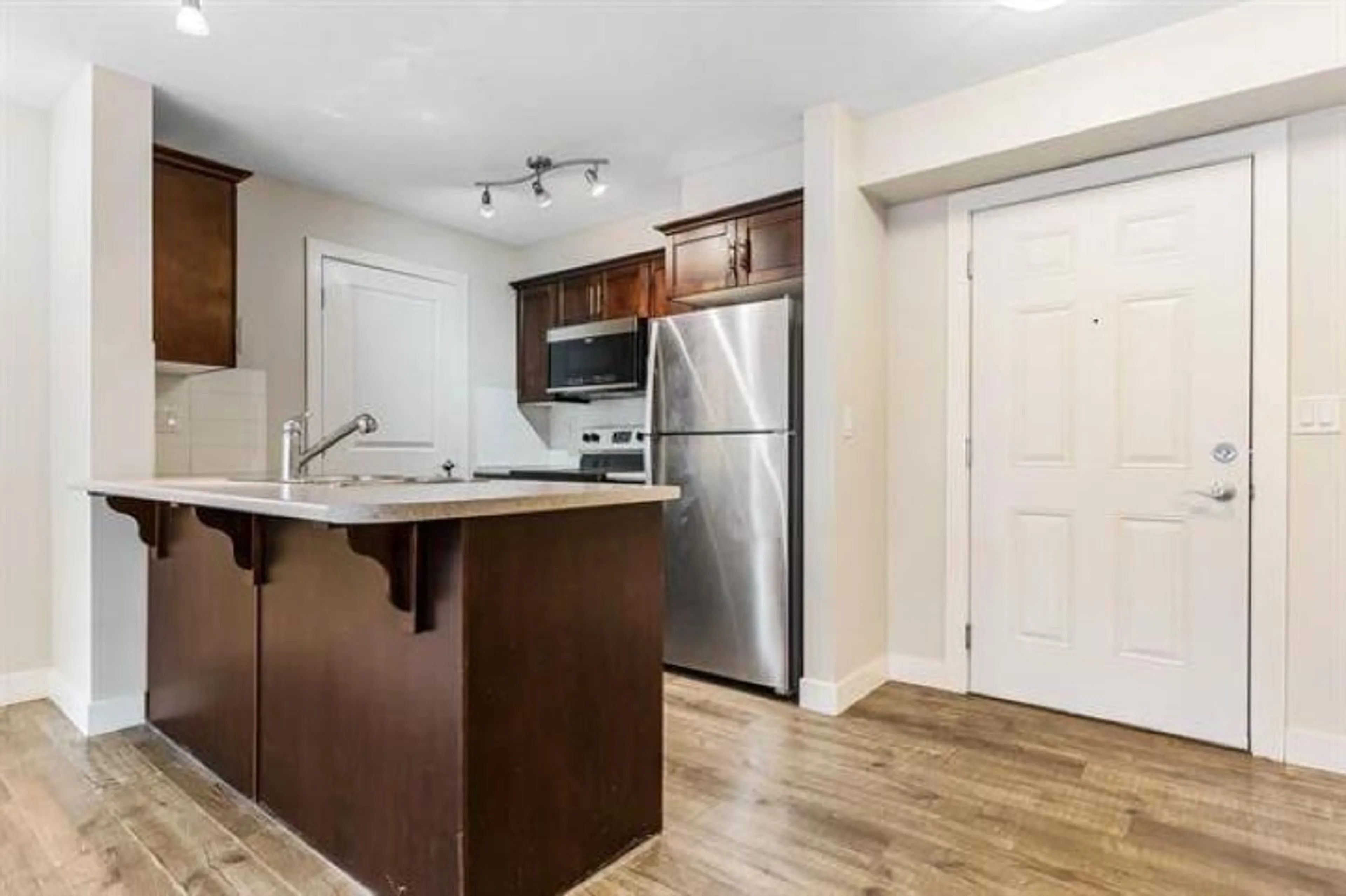 Standard kitchen, wood/laminate floor for 215 - 46289 YALE ROAD, Chilliwack British Columbia V2P0B9