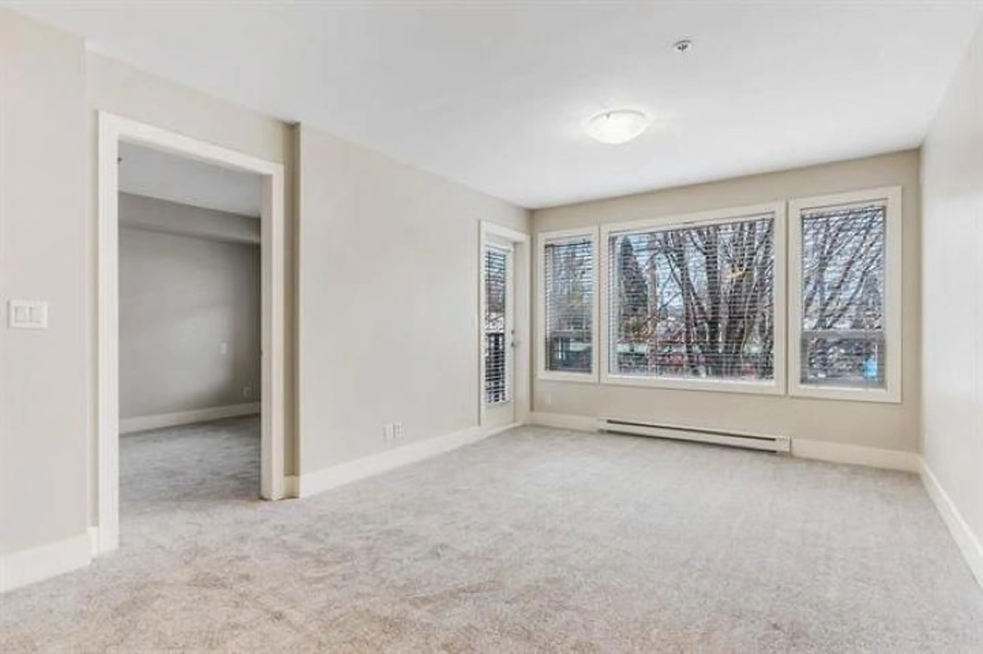 Indoor foyer for 215 - 46289 YALE ROAD, Chilliwack British Columbia V2P0B9