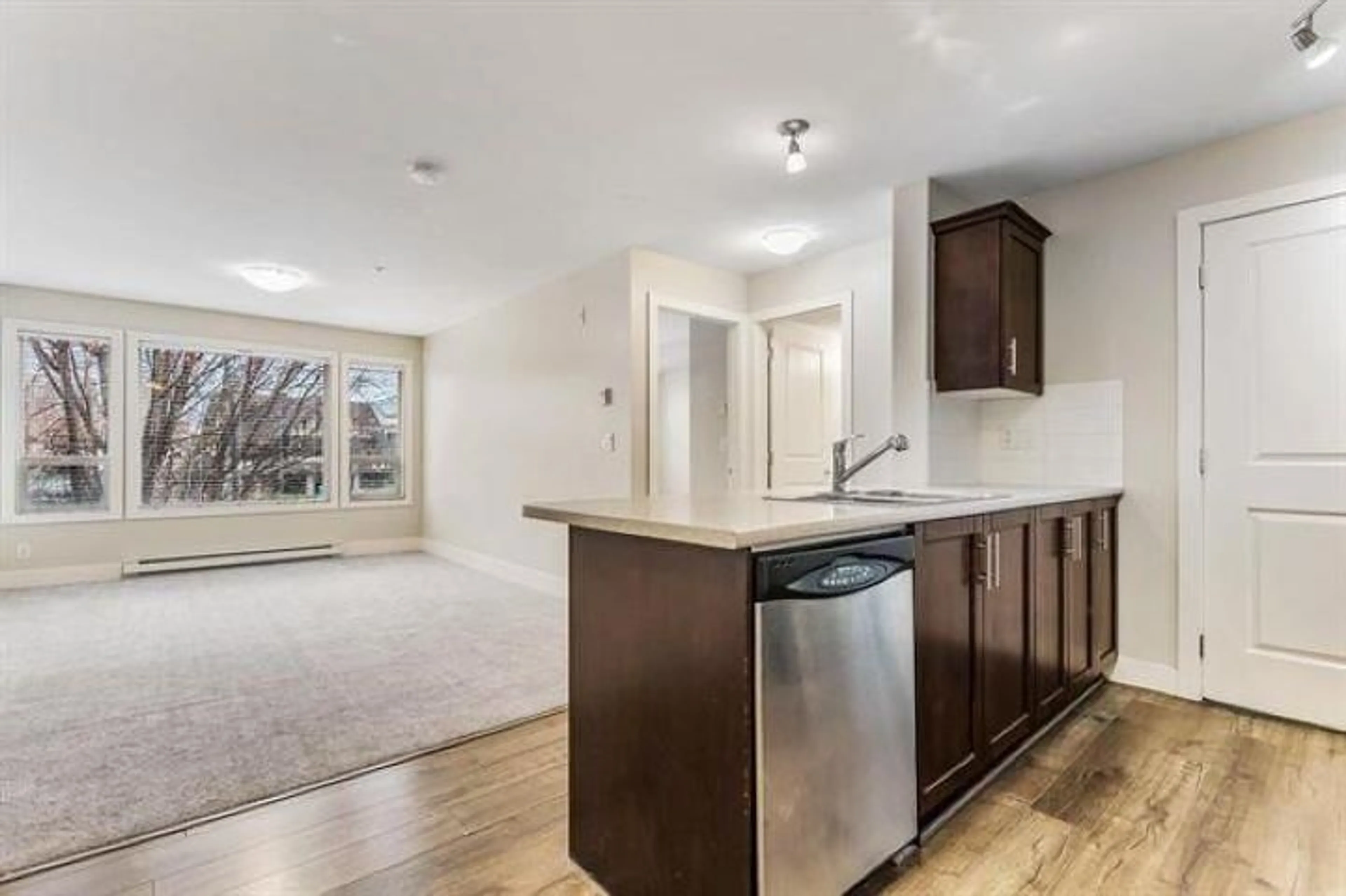 Open concept kitchen, wood/laminate floor for 215 - 46289 YALE ROAD, Chilliwack British Columbia V2P0B9