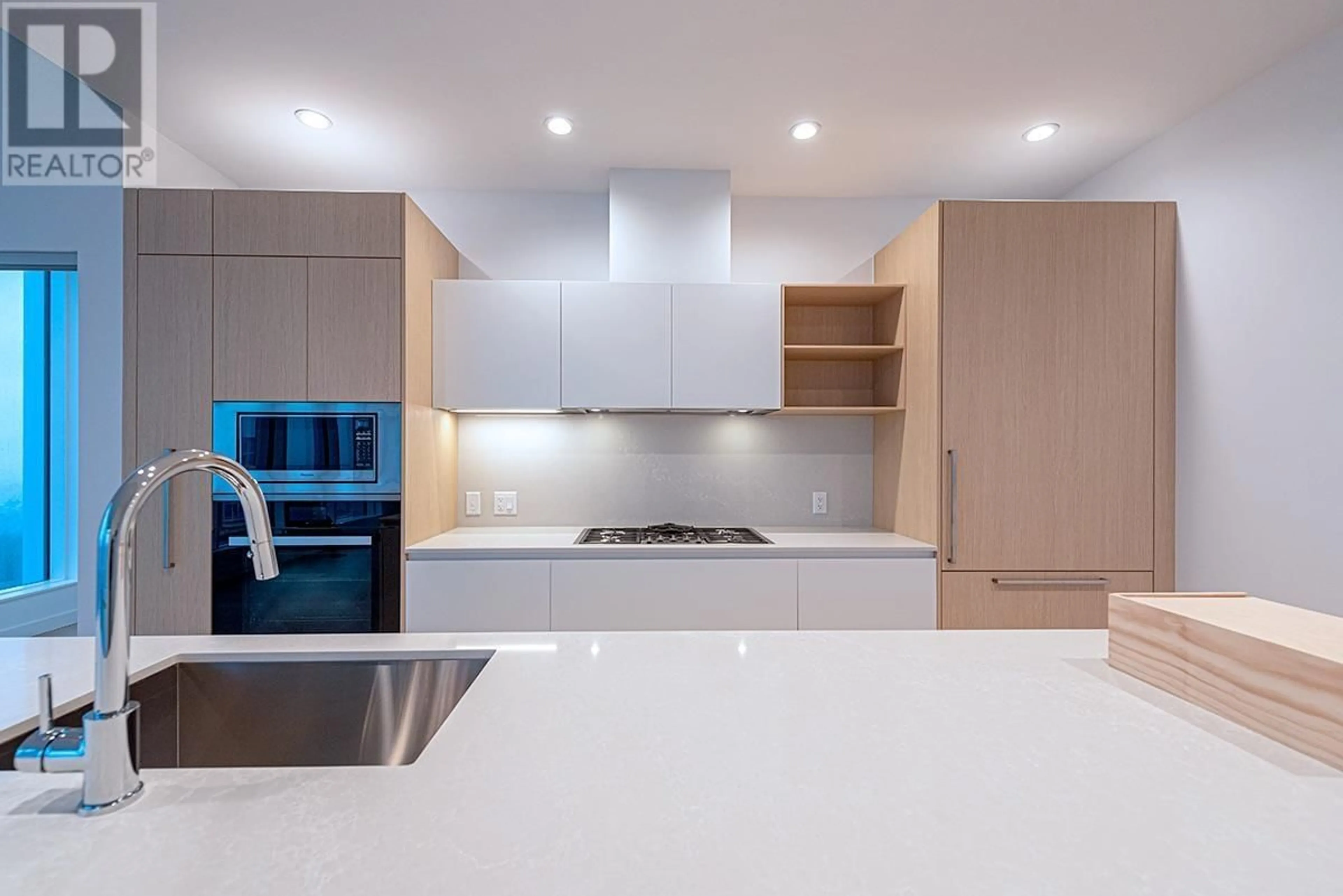 Contemporary kitchen, unknown for 5004 - 6000 MCKAY AVENUE, Burnaby British Columbia V5H0K2