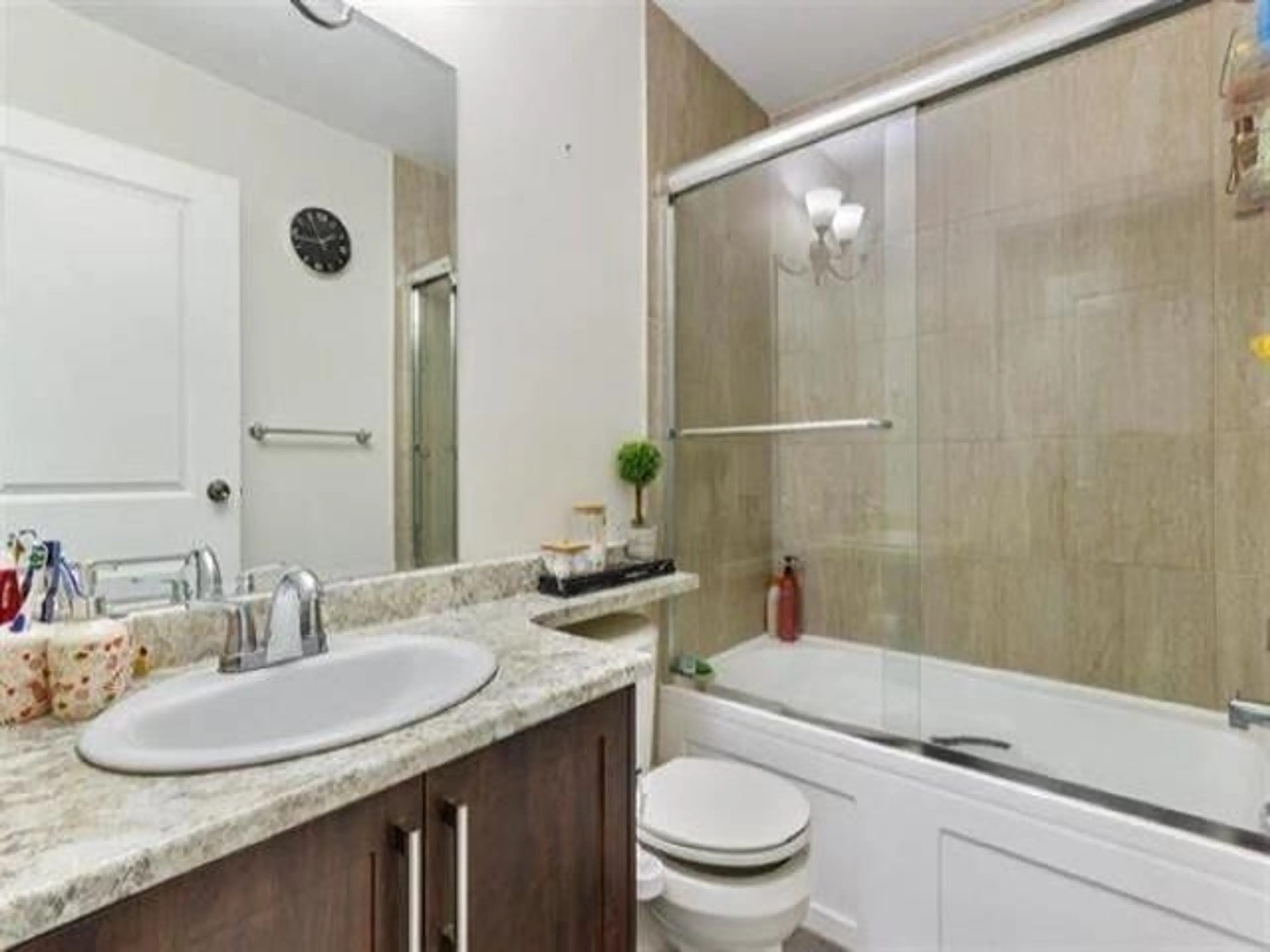 Standard bathroom, ceramic/tile floor for 263 - 7493 140, Surrey British Columbia V3W6G5