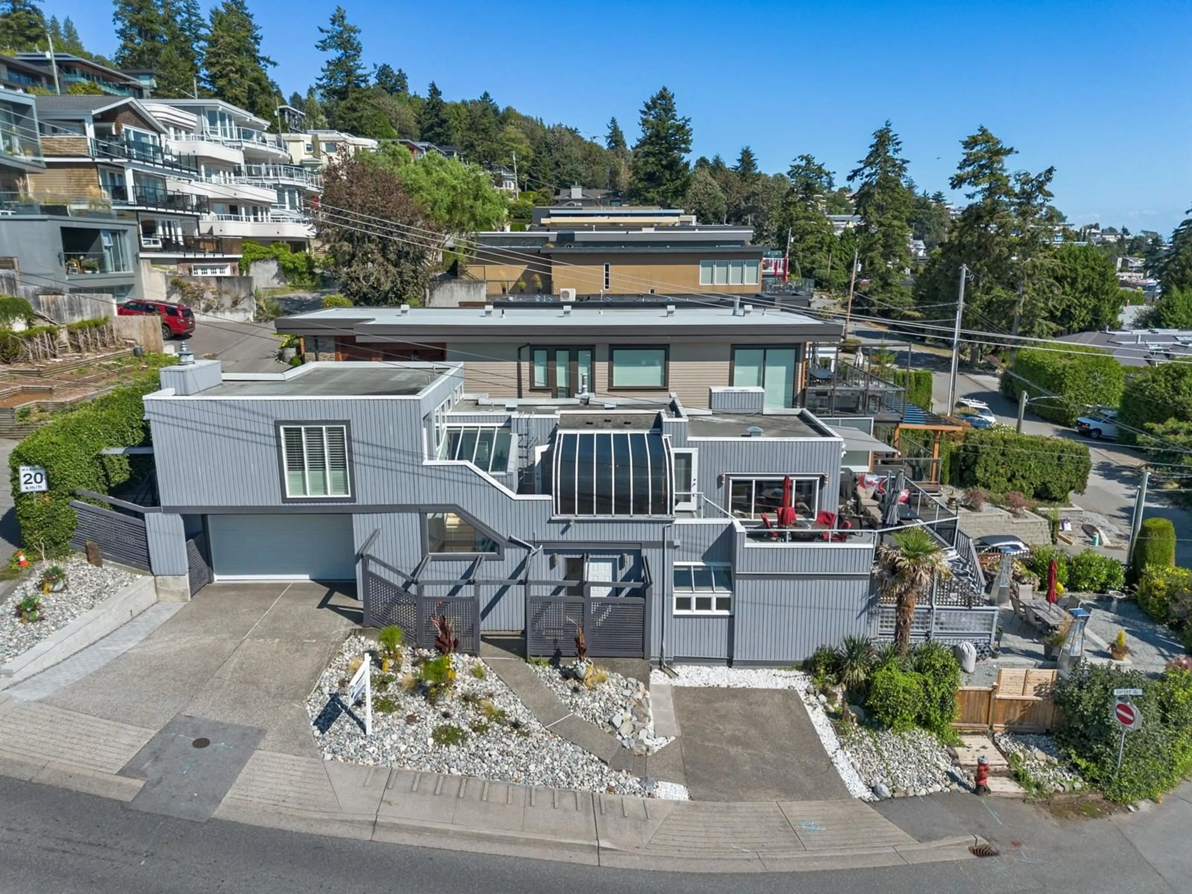 A pic from outside/outdoor area/front of a property/back of a property/a pic from drone, unknown for 1246 OXFORD, White Rock British Columbia V4B5G8