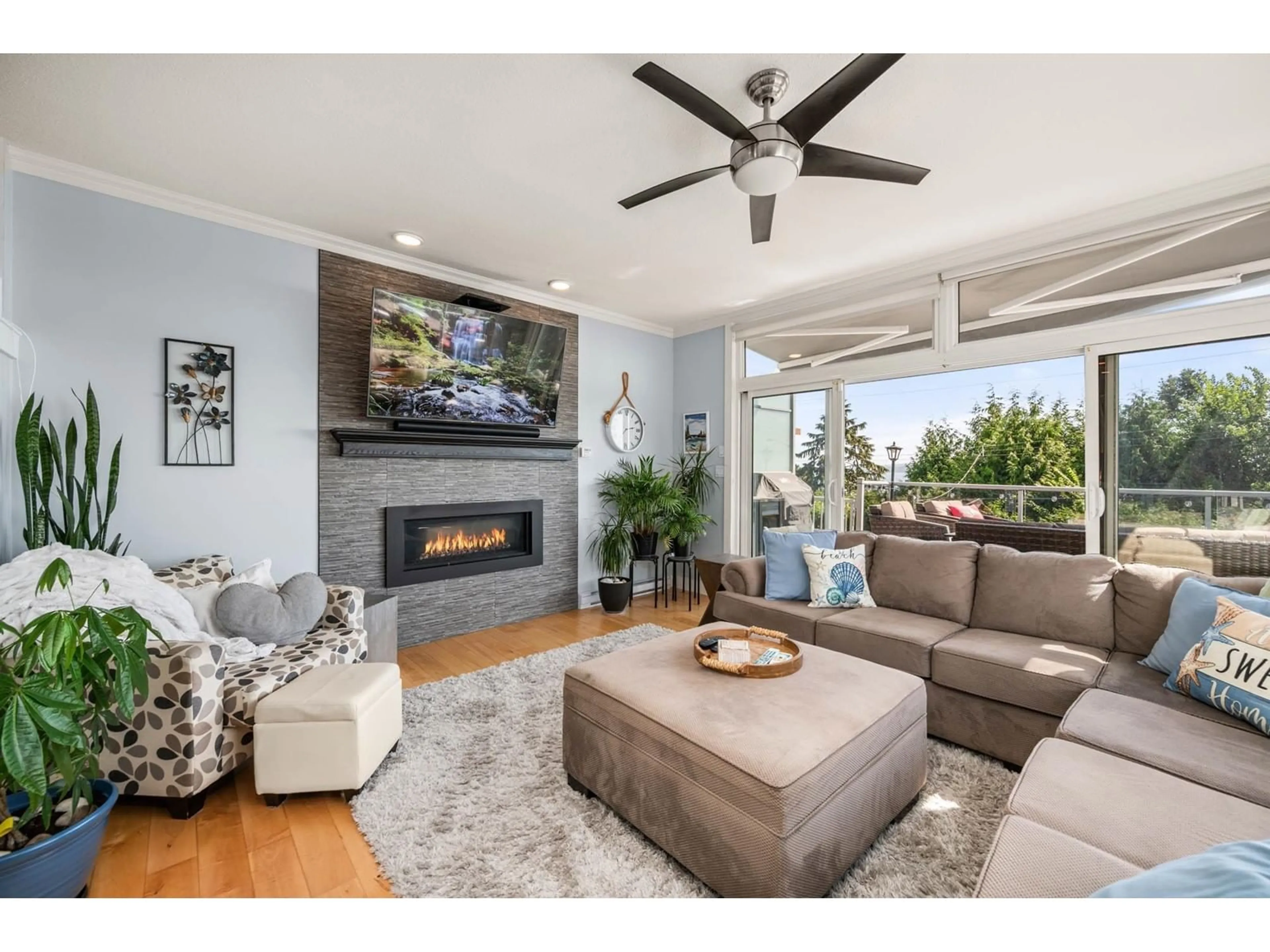 Living room with furniture, unknown for 1246 OXFORD, White Rock British Columbia V4B5G8