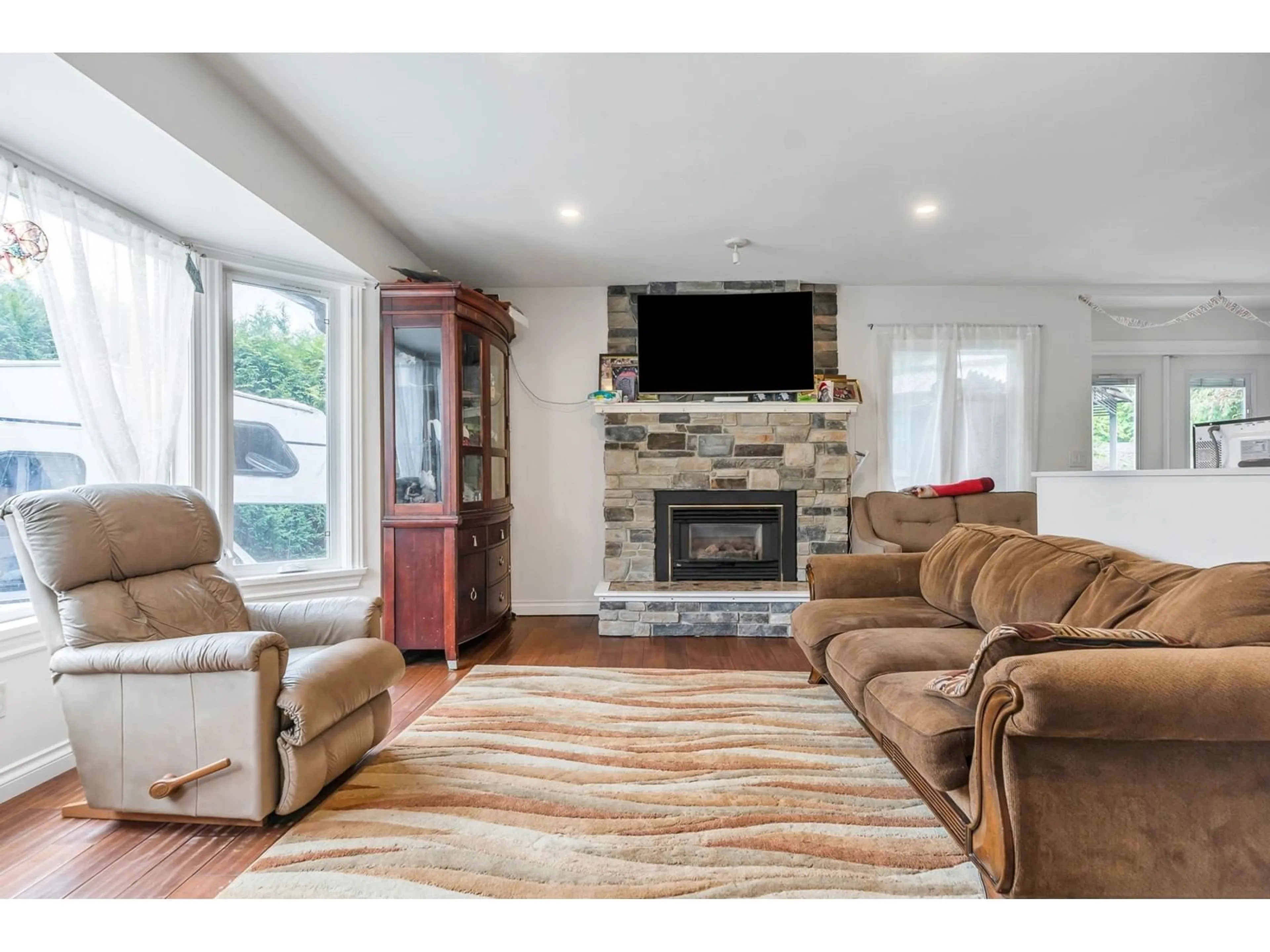 Living room with furniture, unknown for 32358 MCBRIDE, Mission British Columbia V2V6A2