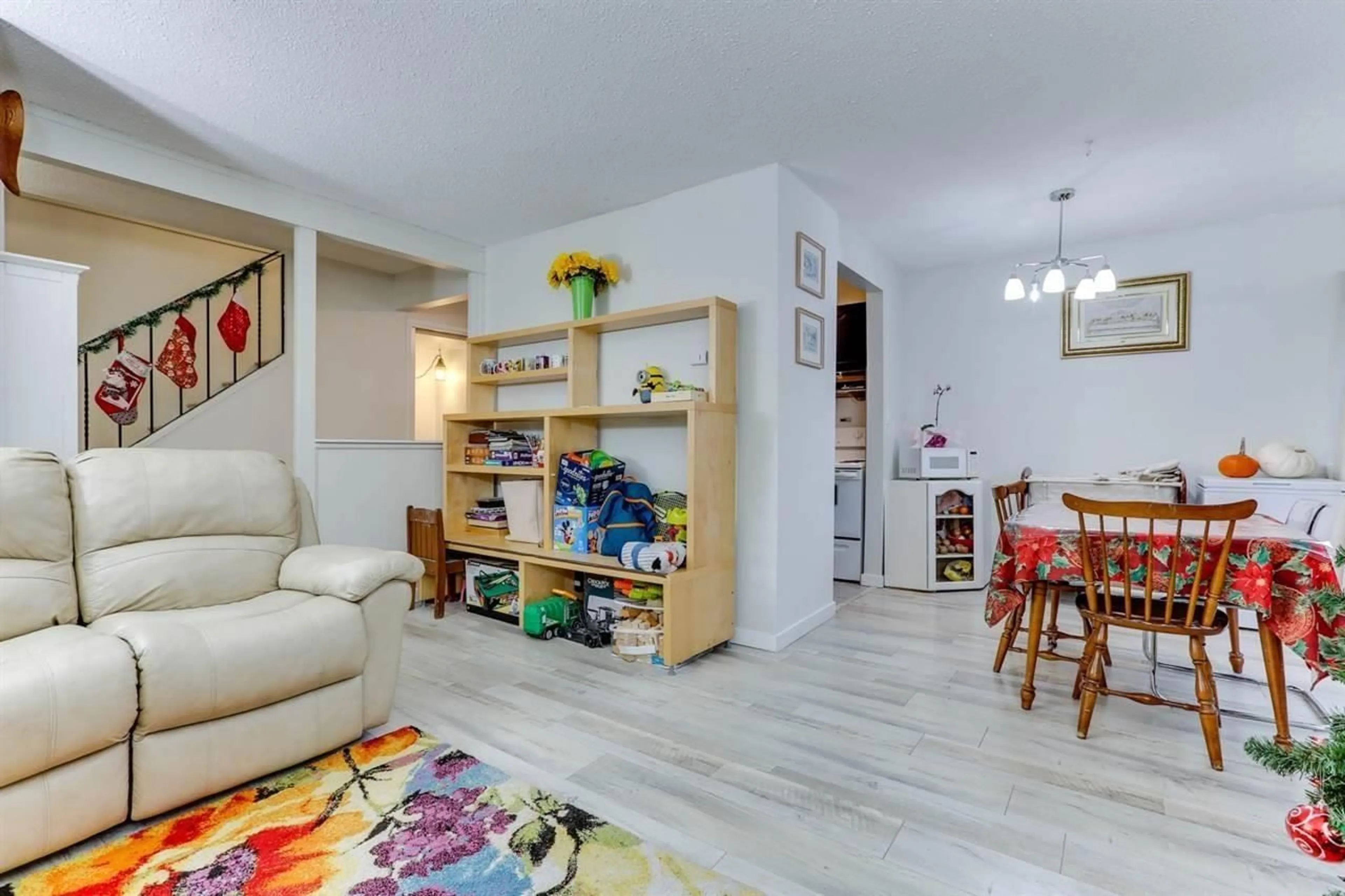 Living room with furniture, unknown for 77 - 15265 105, Surrey British Columbia V3R1S1