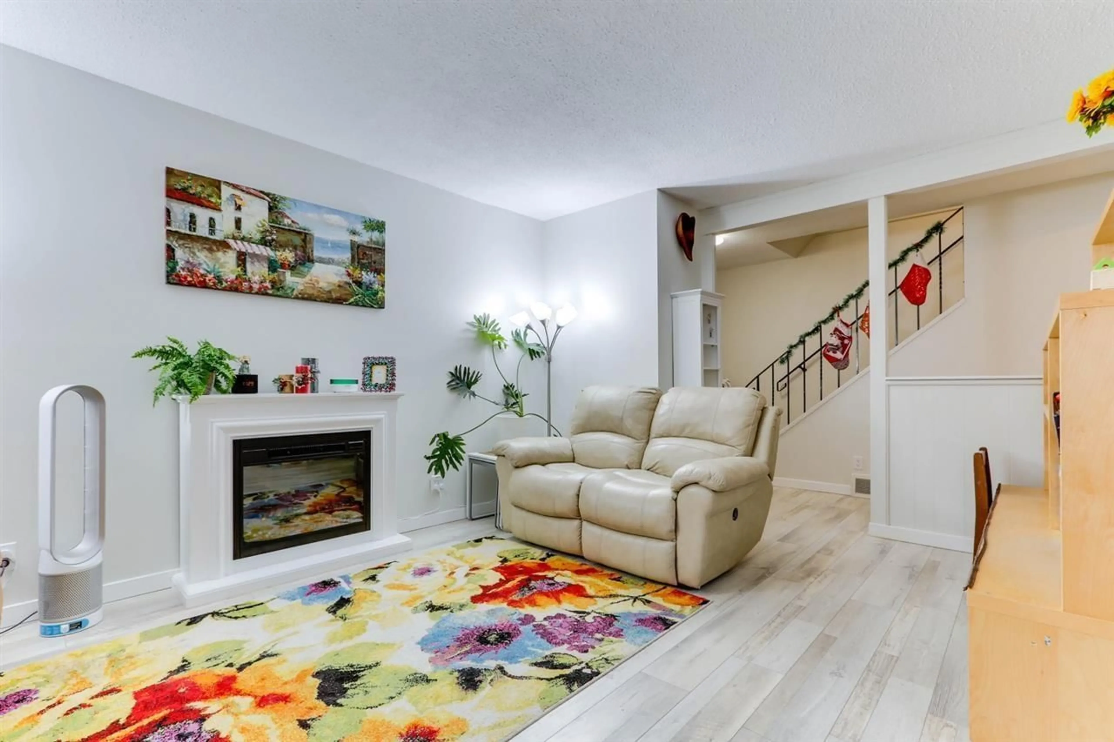 Living room with furniture, carpet floor for 77 - 15265 105, Surrey British Columbia V3R1S1