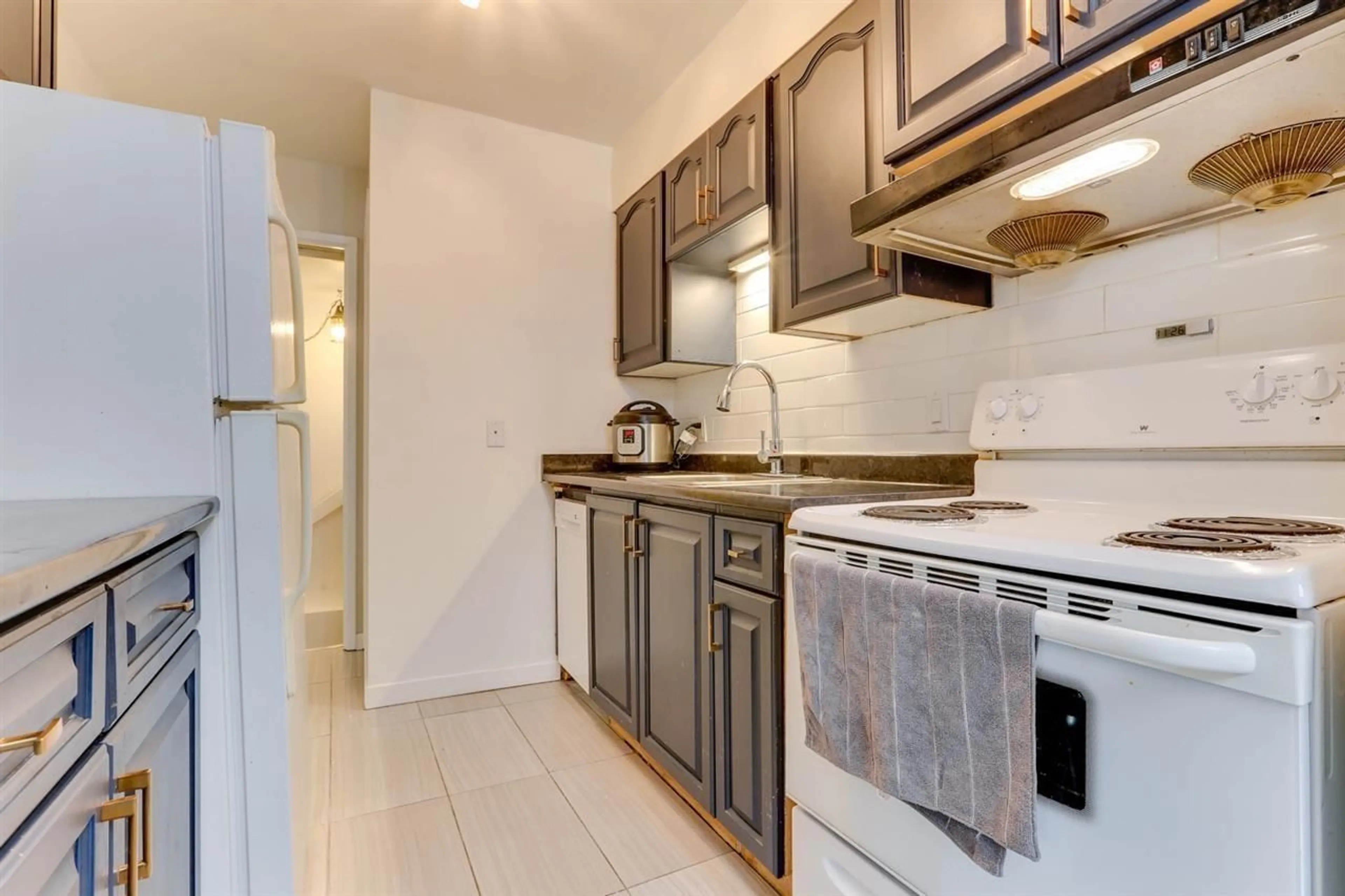 Standard kitchen, unknown for 77 - 15265 105, Surrey British Columbia V3R1S1
