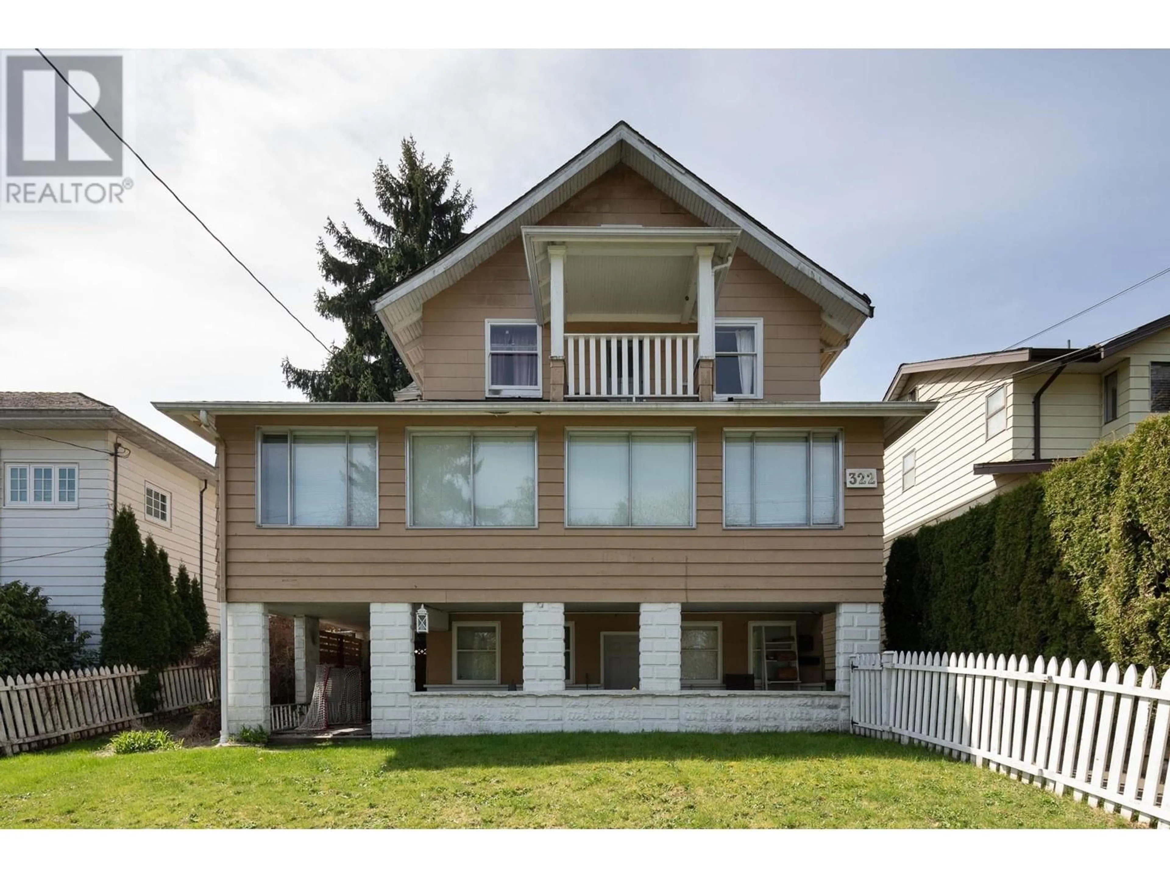 Home with vinyl exterior material, street for 322 FIRST STREET, New Westminster British Columbia V3L2G6