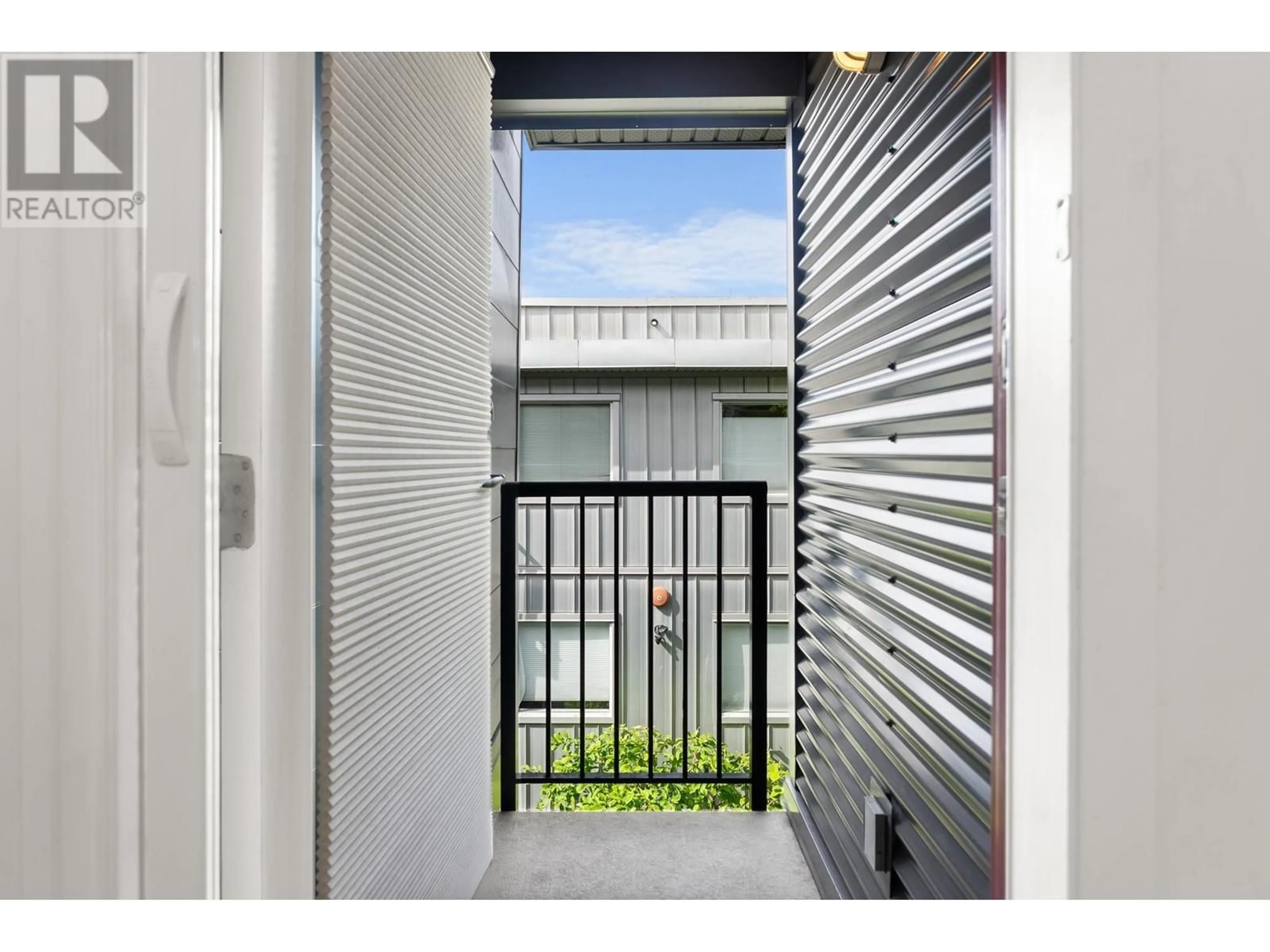 Indoor foyer for 213 - 672 6TH AVENUE, Vancouver British Columbia V5Z1A3