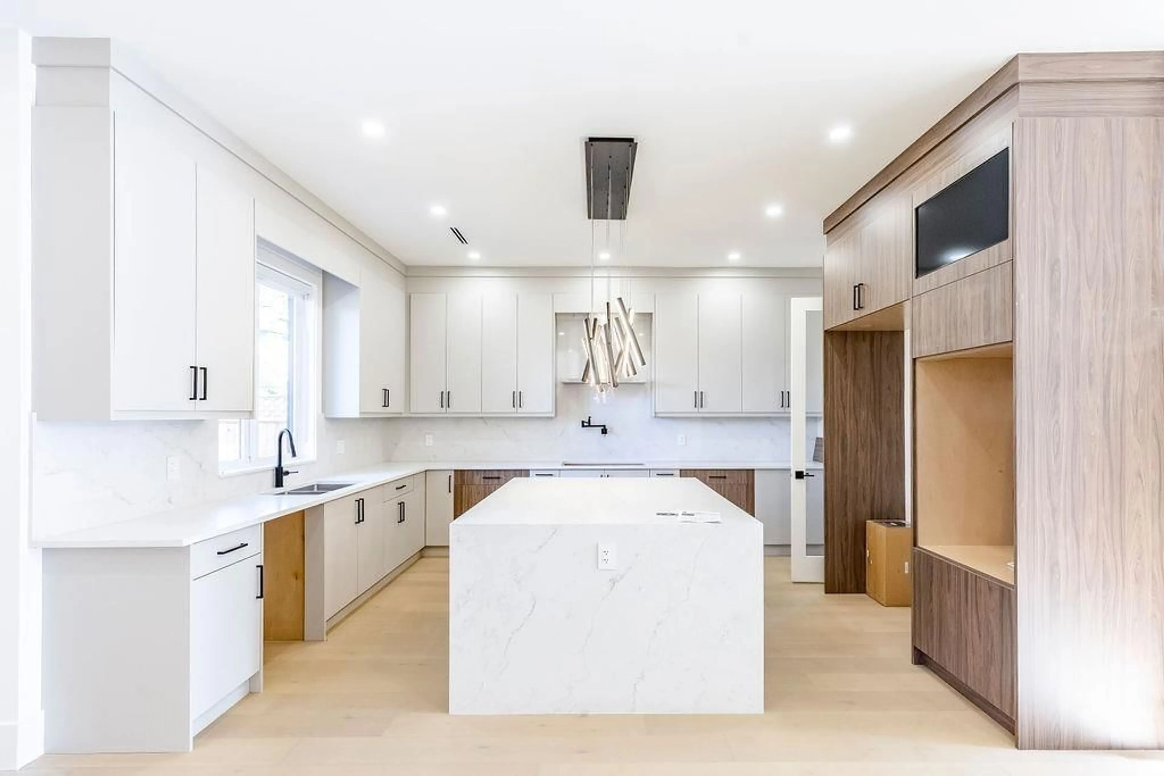 Open concept kitchen, ceramic/tile floor for 14963 20, Surrey British Columbia V4A8E9