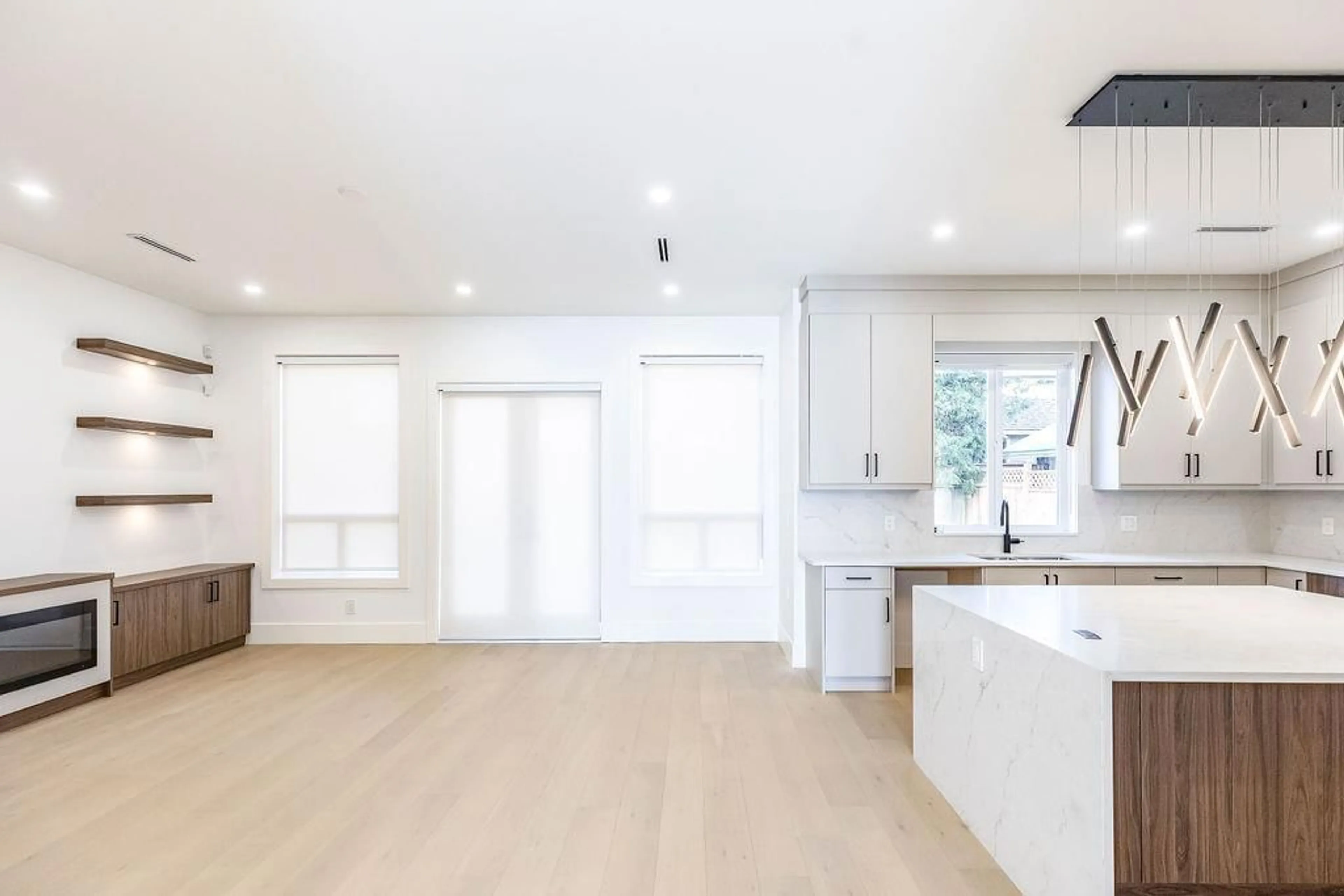 Open concept kitchen, wood/laminate floor for 14963 20, Surrey British Columbia V4A8E9