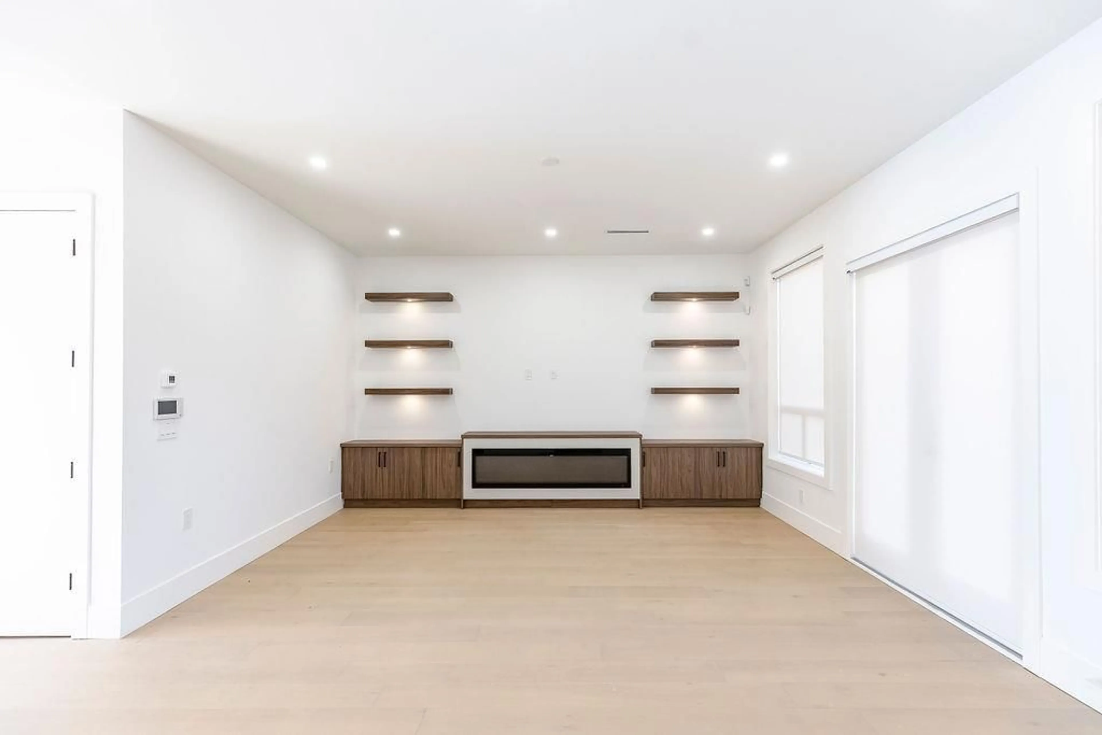 Home theater for 14963 20, Surrey British Columbia V4A8E9