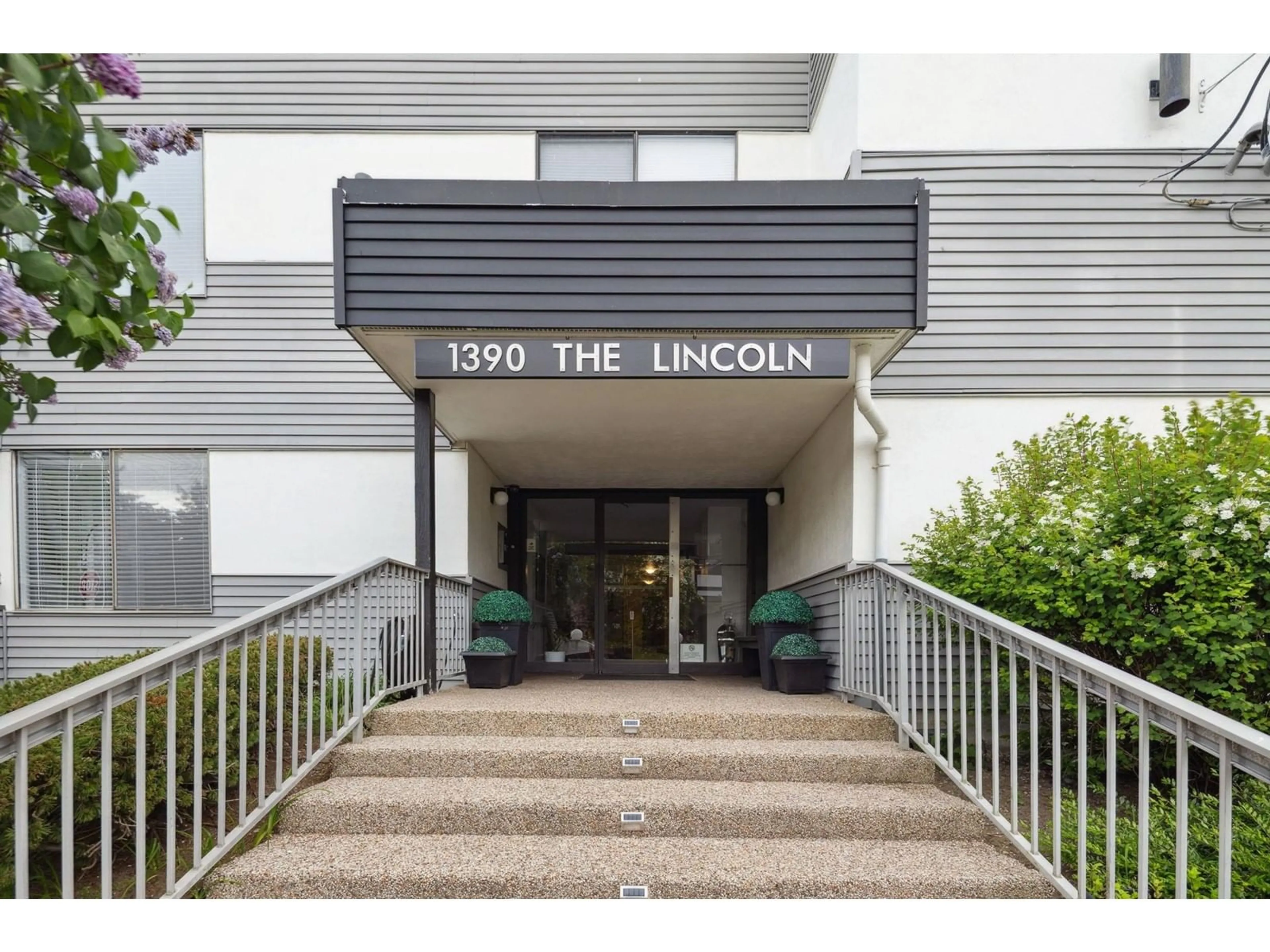 Indoor foyer for 302 - 1390 MERKLIN, White Rock British Columbia V4B4C1