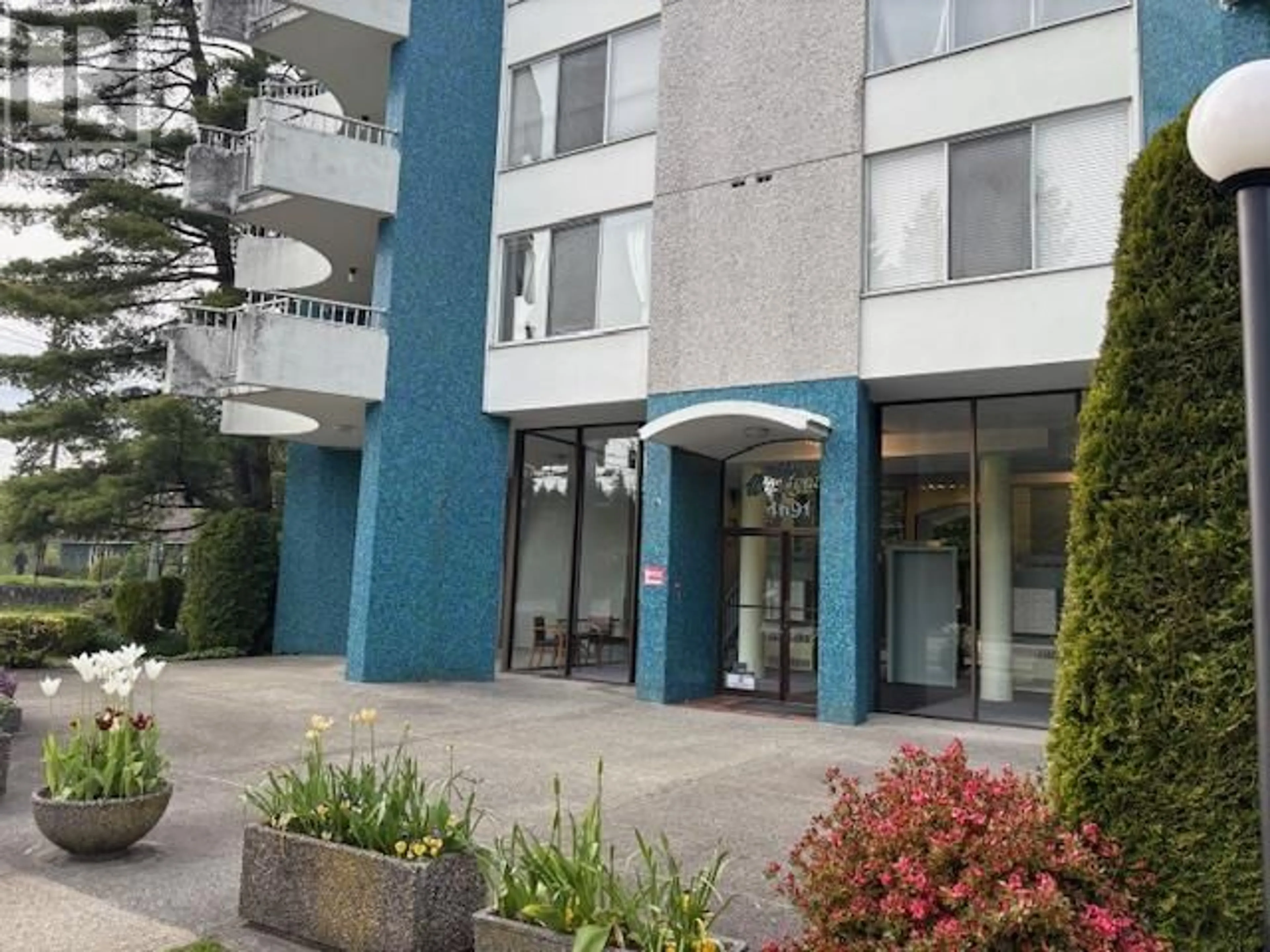 Indoor foyer for 203 - 4691 10 AVENUE, Vancouver British Columbia V6R2J3