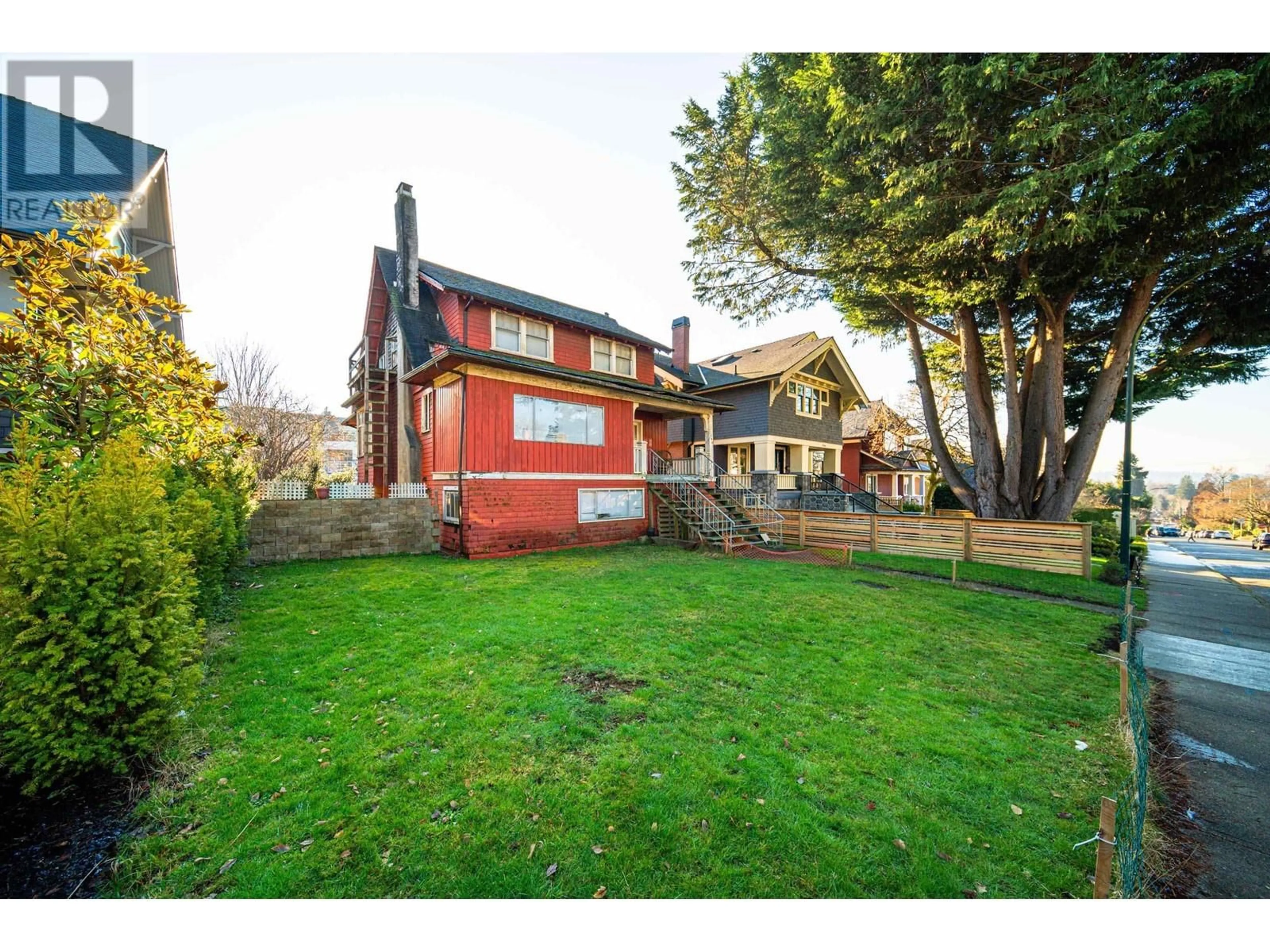 A pic from outside/outdoor area/front of a property/back of a property/a pic from drone, street for 2544 3RD AVENUE, Vancouver British Columbia V6K1M1