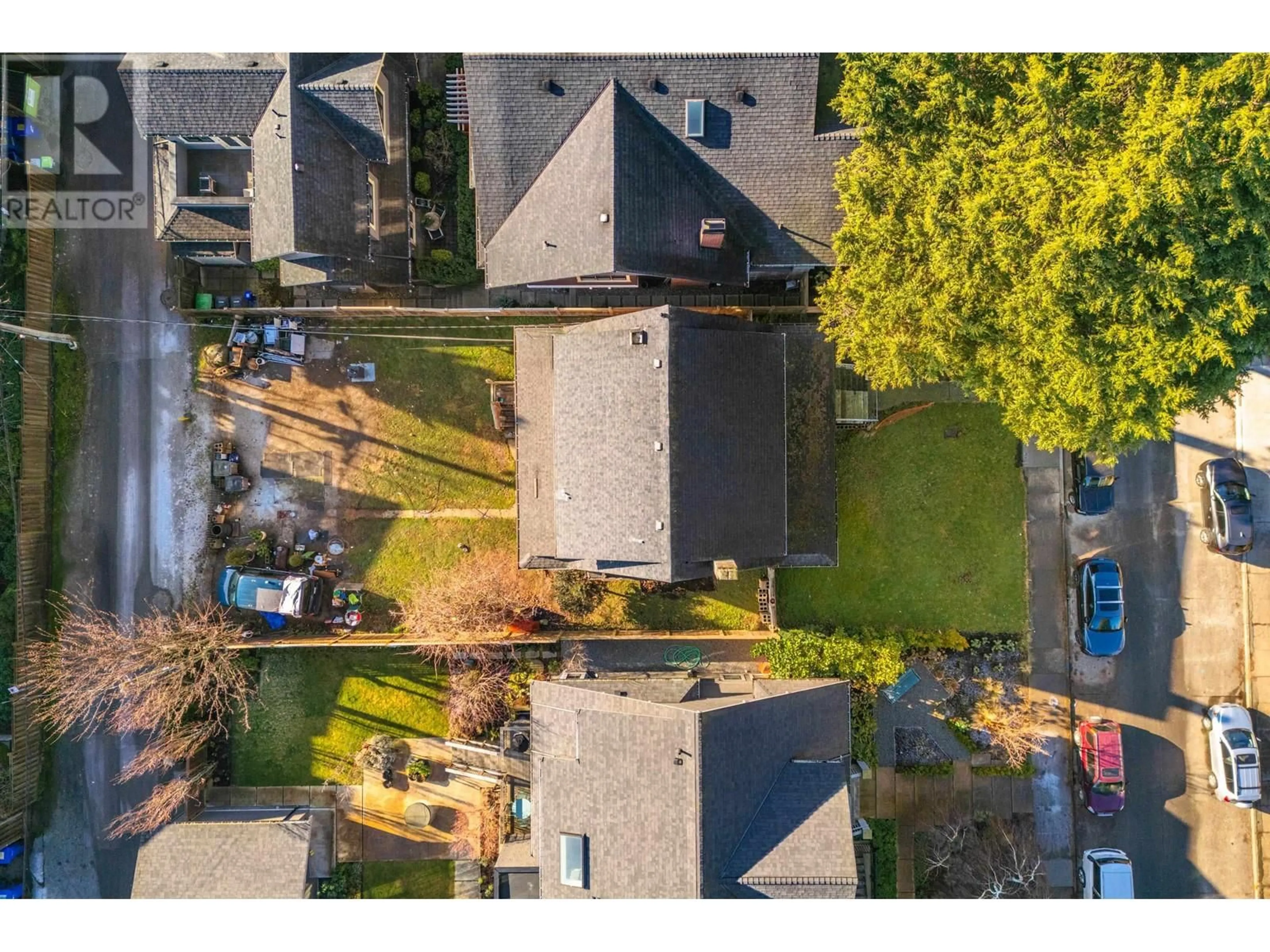 A pic from outside/outdoor area/front of a property/back of a property/a pic from drone, street for 2544 3RD AVENUE, Vancouver British Columbia V6K1M1