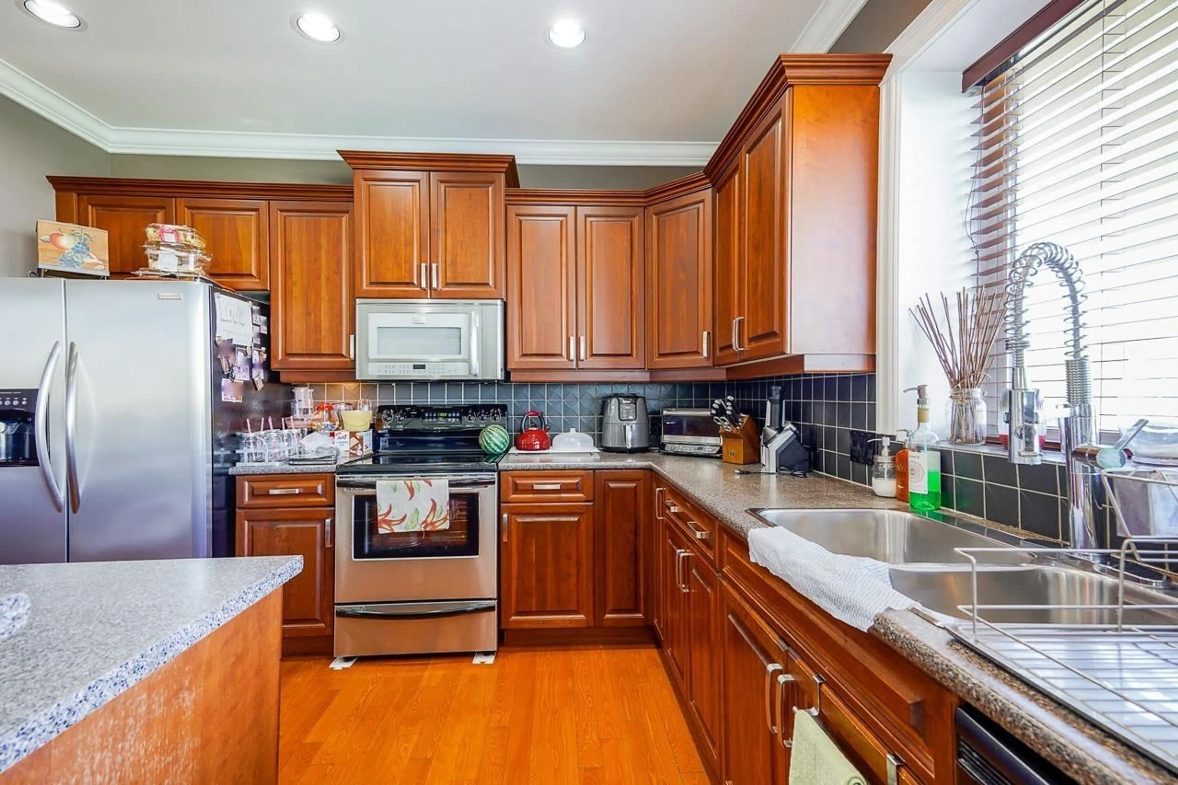 Open concept kitchen, unknown for 3453 BLUEBERRY, Abbotsford British Columbia V3G3C9