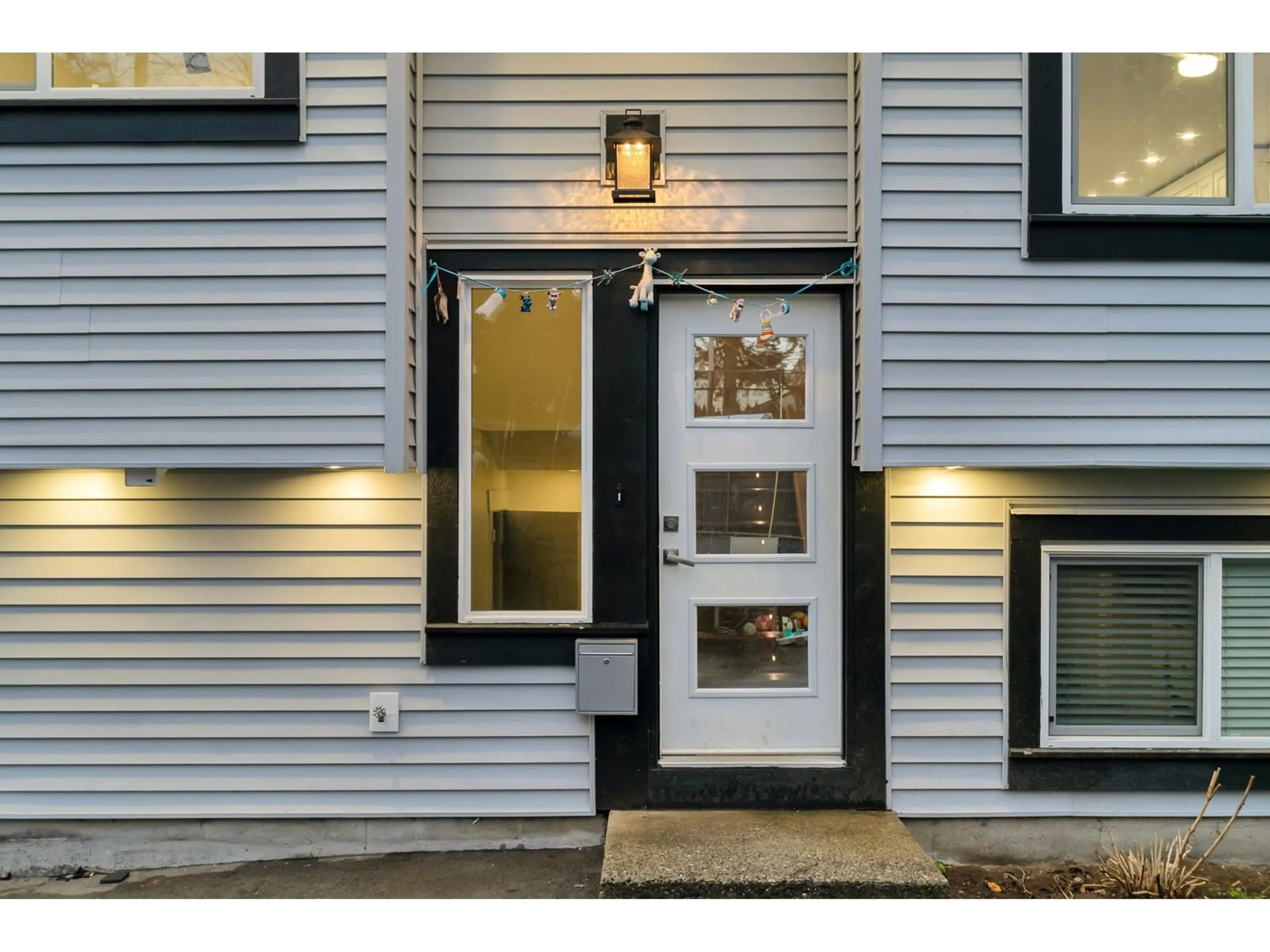 Indoor entryway for 7813 140, Surrey British Columbia V3W5K1