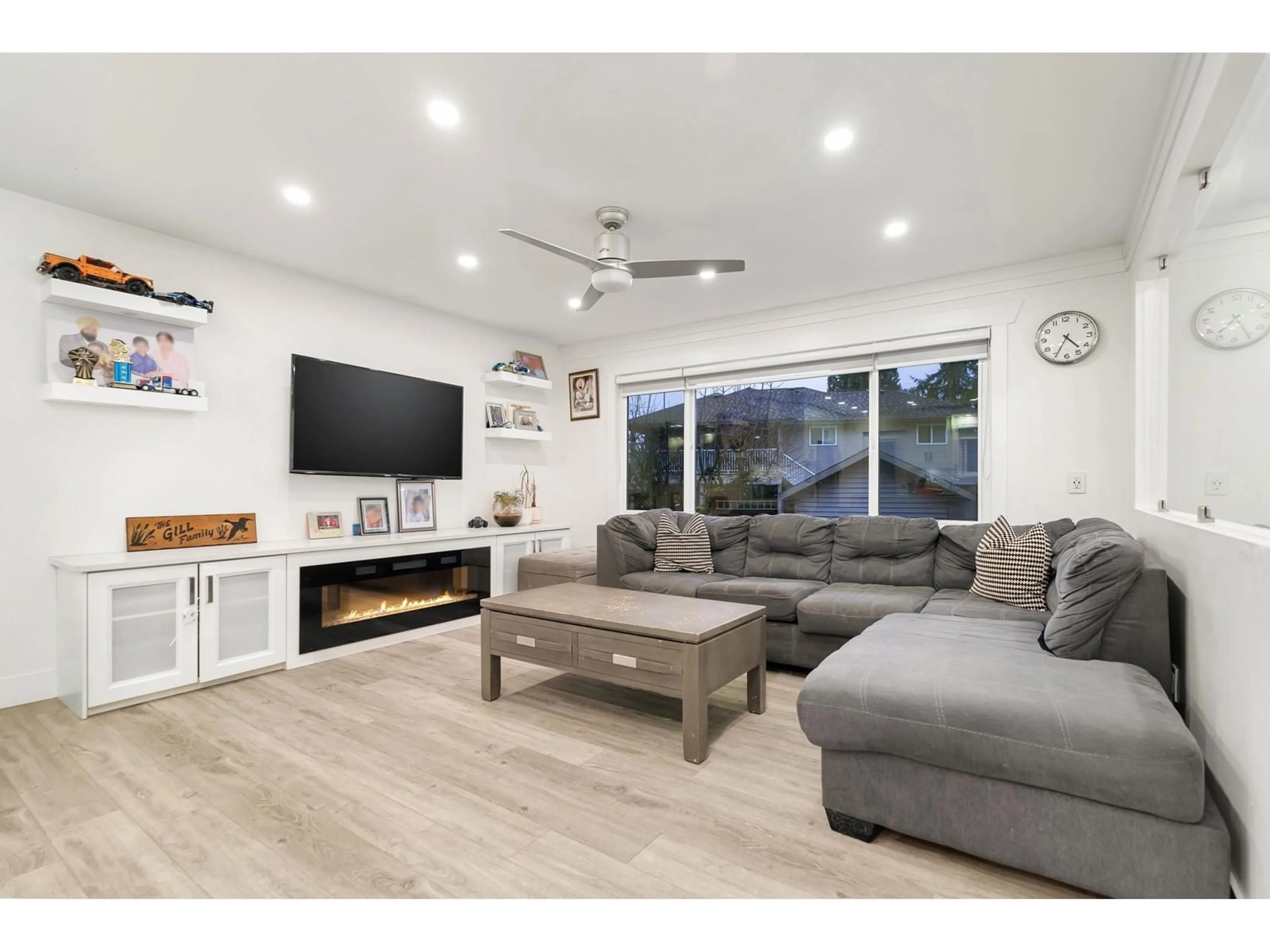 Living room with furniture, wood/laminate floor for 7813 140, Surrey British Columbia V3W5K1