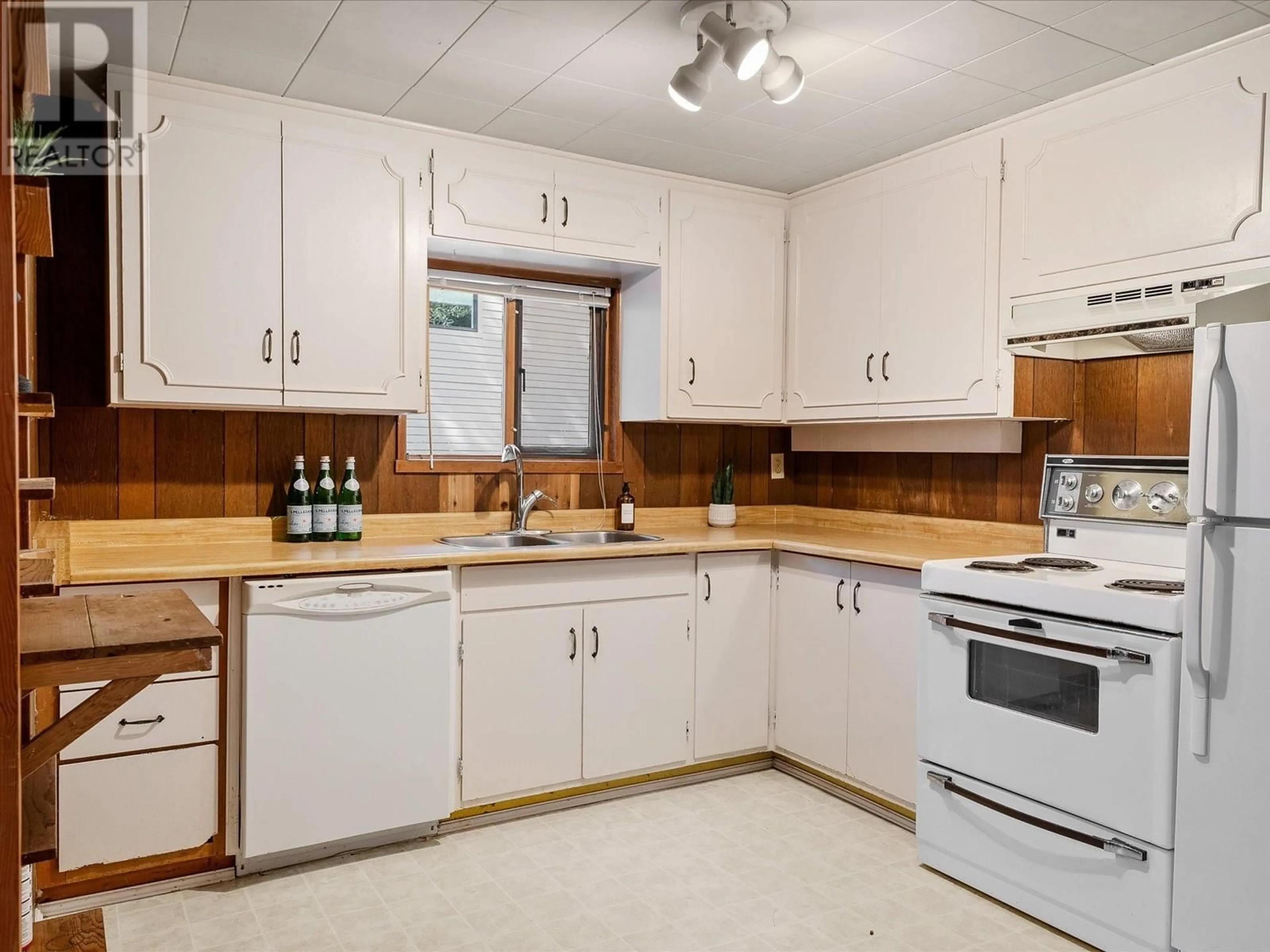 Standard kitchen, ceramic/tile floor for 8308 NEEDLES DRIVE, Whistler British Columbia V8E0G1