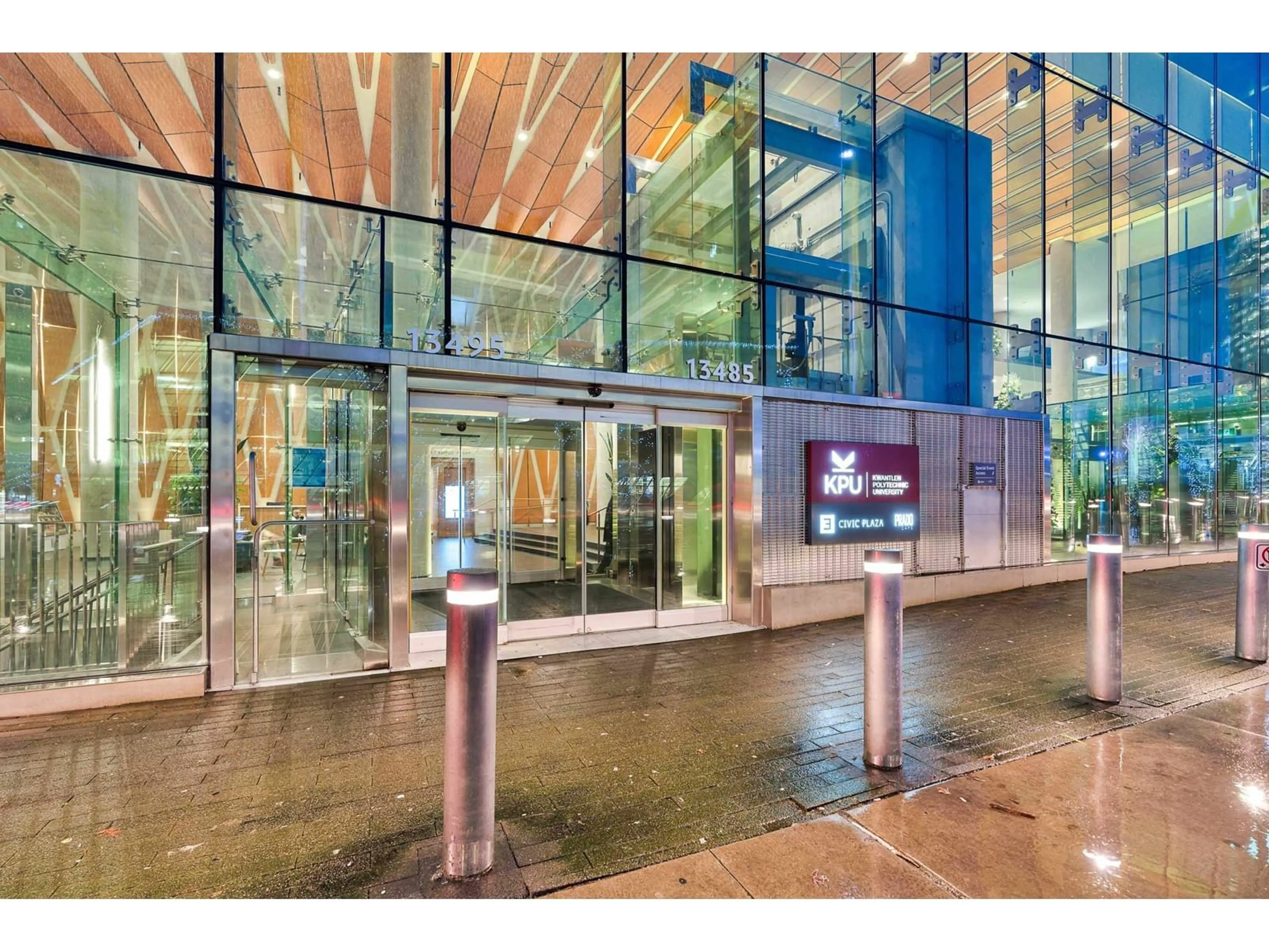 Indoor foyer for 2706 - 13495 CENTRAL, Surrey British Columbia V3T0K2