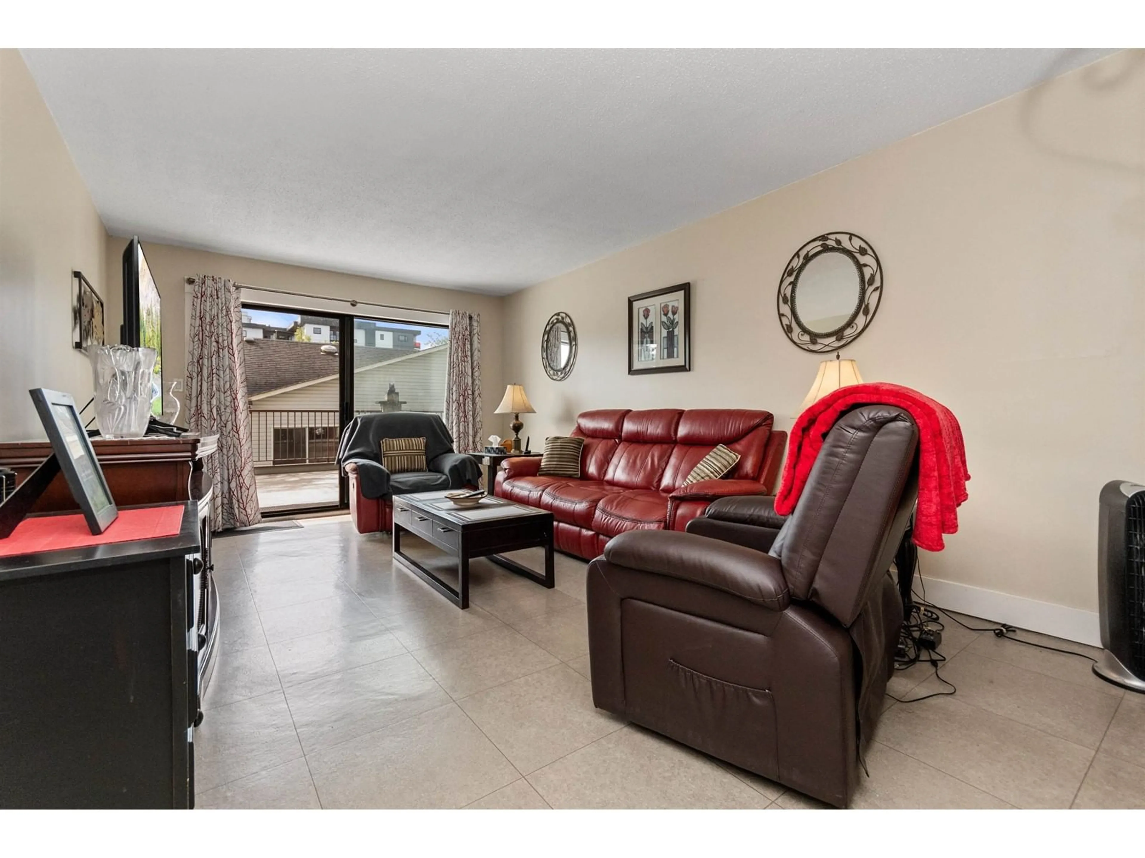 Living room with furniture, ceramic/tile floor for 102 - 9417 NOWELL STREET, Chilliwack British Columbia V2P7M4