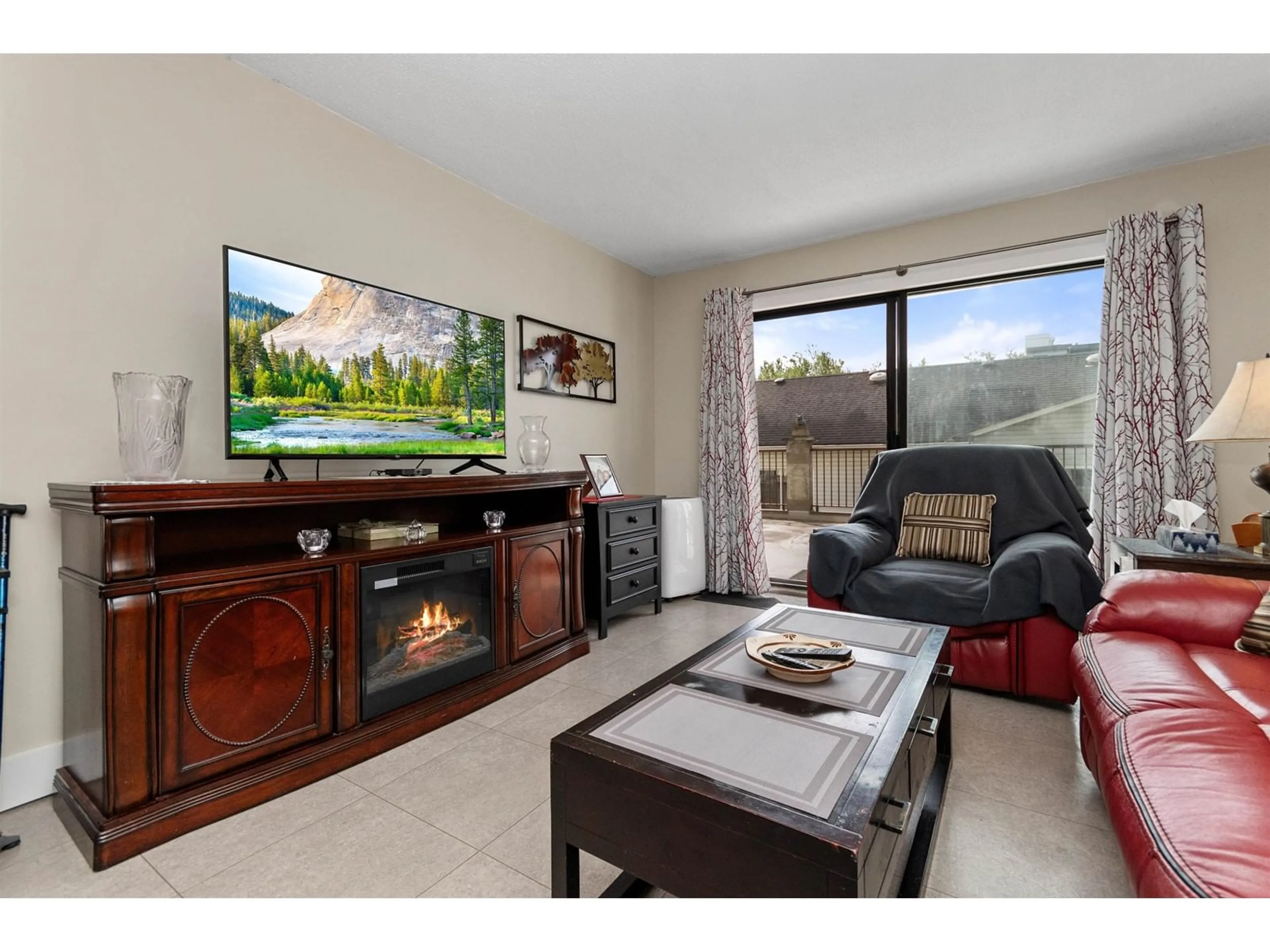 Living room with furniture, unknown for 102 - 9417 NOWELL STREET, Chilliwack British Columbia V2P7M4