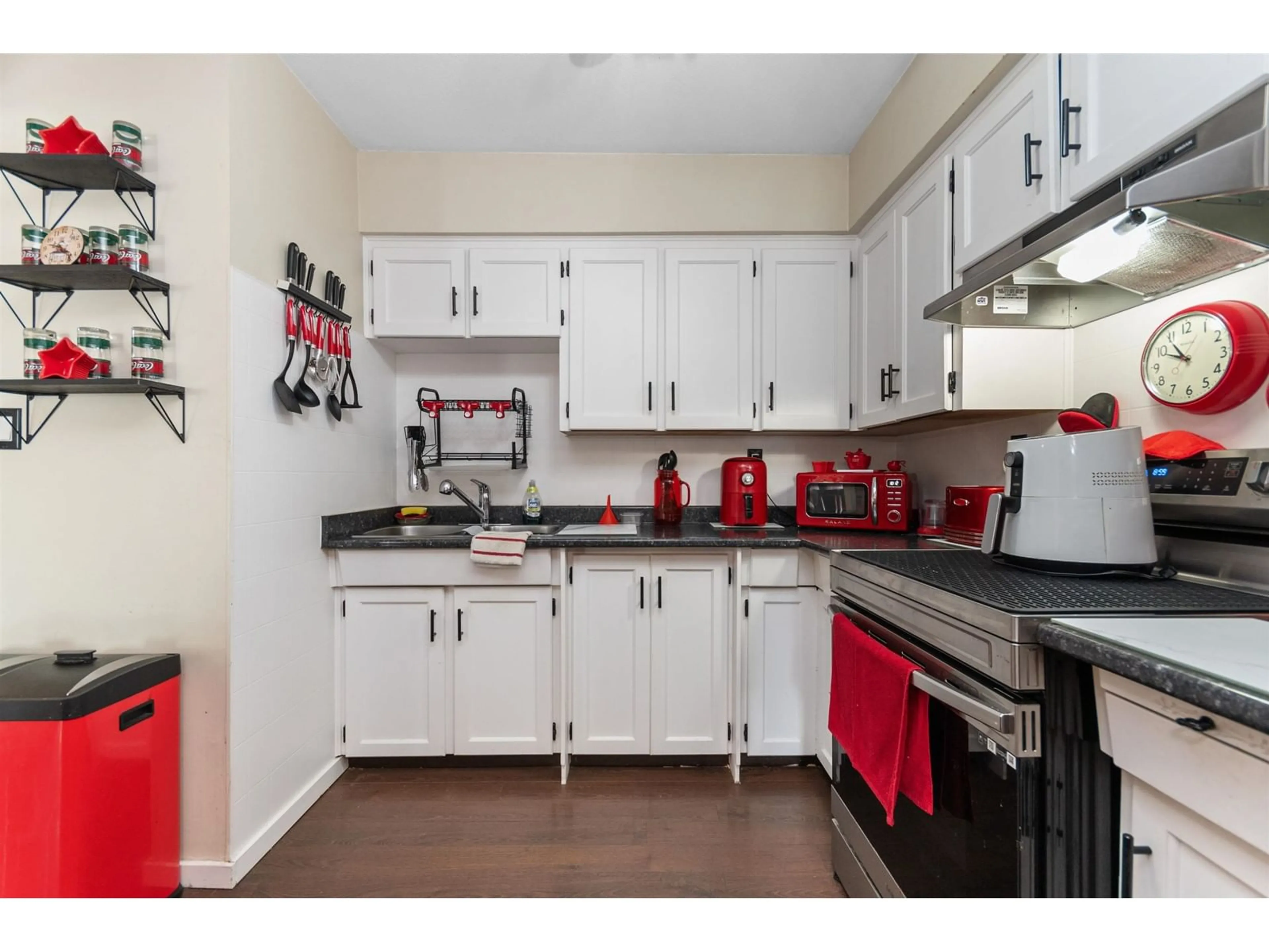 Standard kitchen, unknown for 102 - 9417 NOWELL STREET, Chilliwack British Columbia V2P7M4