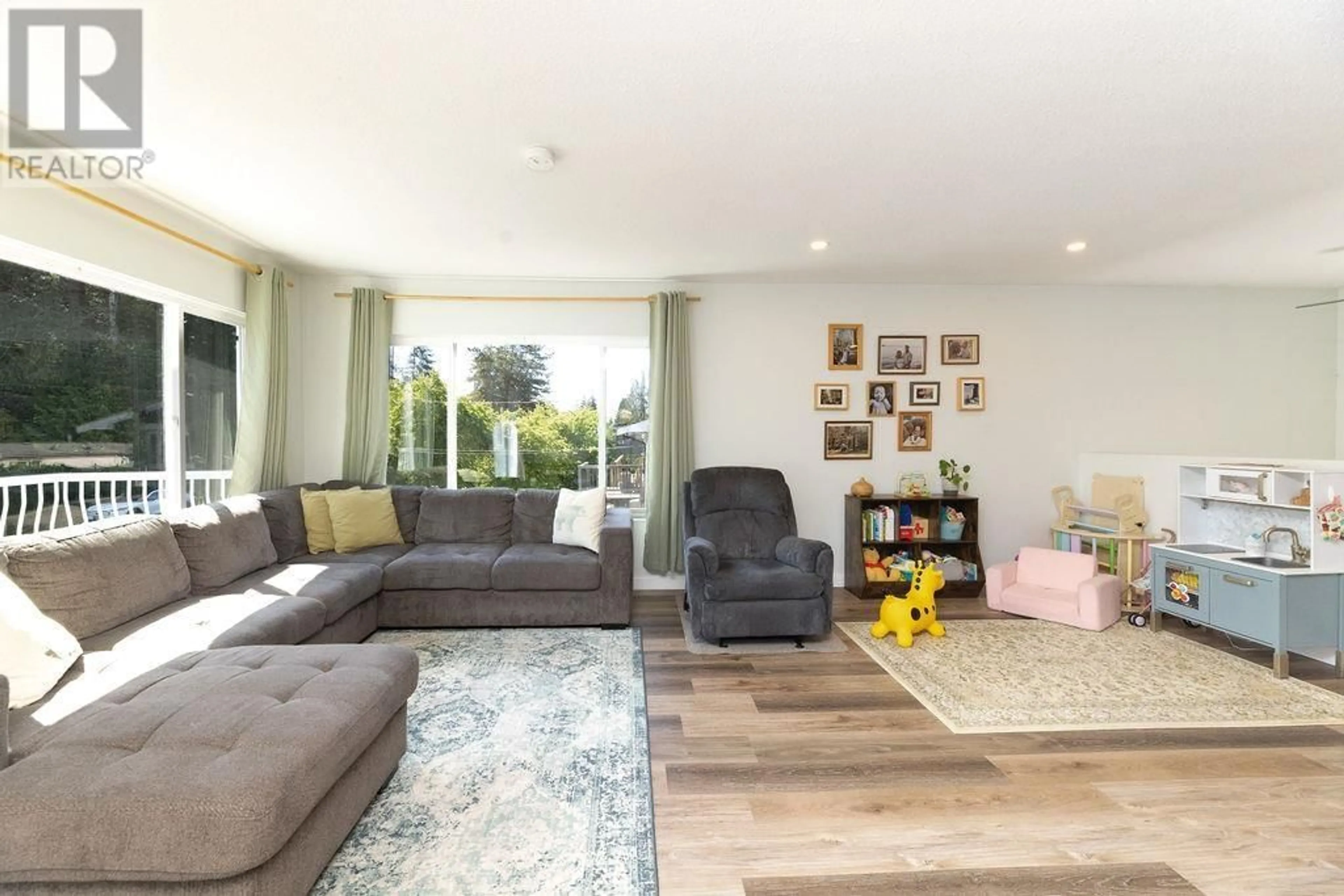 Living room with furniture, unknown for 5607 WAKEFIELD ROAD, Sechelt British Columbia V7Z0N3